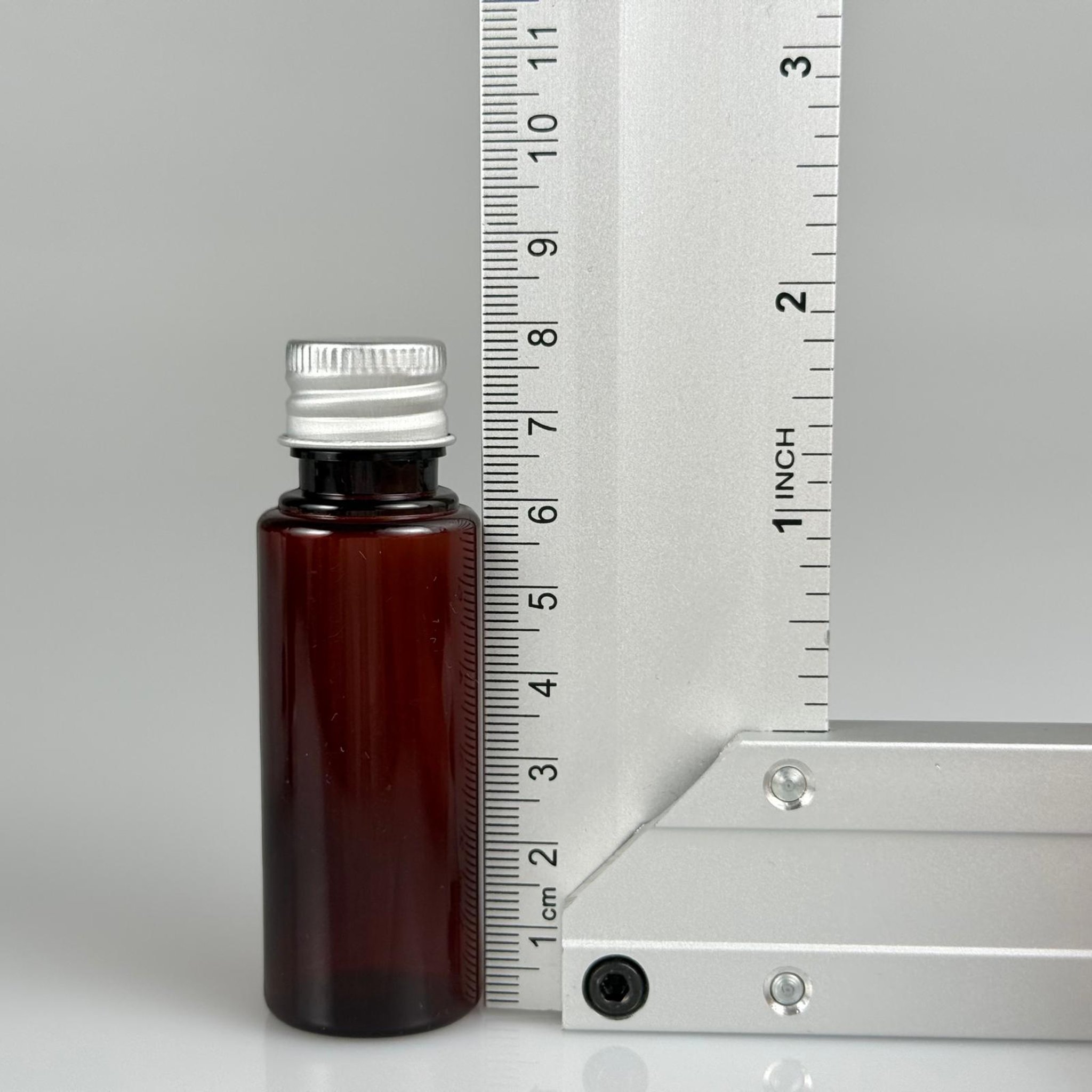 30 CC PET AMBER SHOT ŞİŞE - KÖPÜK CONTALI GÜMÜŞ ALÜMİNYUM METAL KAPAKLI + KÖR TIPALITAKIM - 30 ML KAHVERENGİ PLASTİK ŞİŞE