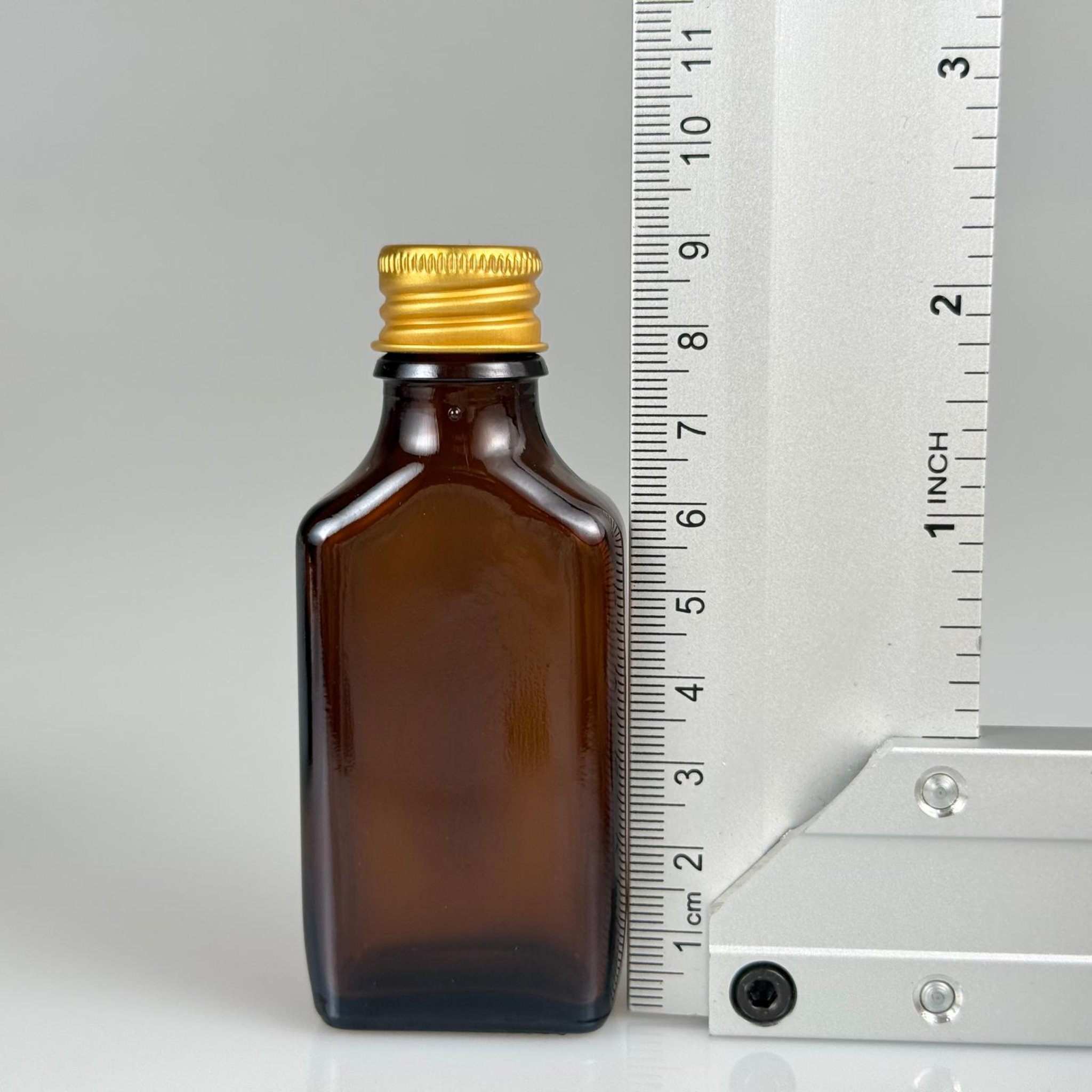 30 CC AMBER YASSI CAM ŞİŞE + GOLD ALÜMİNYUM METAL KAPAKLI TAKIM - 30 ML KAHVERENGİ CAM ŞİŞE