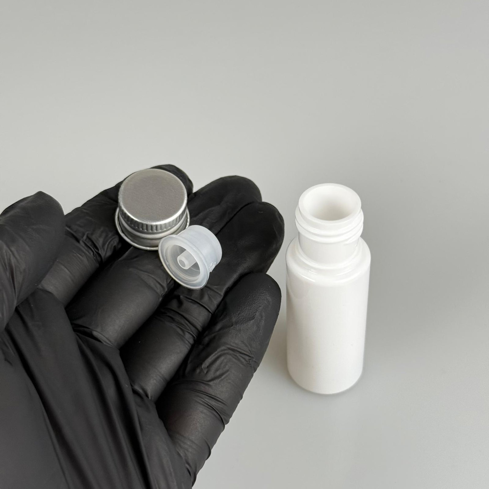 15 CC BEYAZ SİLİNDİR PET ŞİŞE + KÖPÜK CONTALI GÜMÜŞ ALÜMİNYUM METAL KAPAKLI + DAMLALIKLI KOLONYA TIPALI TAKIML - 15 ML BEYAZ PET ŞİŞE