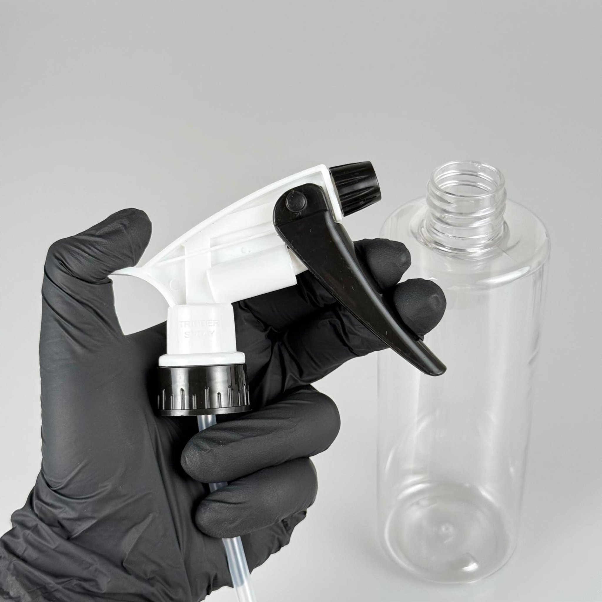 400 CC PET OTO BAKIM ŞİŞESİ - BÜYÜK SİYAH BEYAZ DOZAJLI KİMYASALA DAYANIKLI TRİGER TETİK SPREYLİ - 400 ML KİMYASALA DAYANIKLI PLASTİK ŞİŞE - 0,4 LT PET ŞİŞE - ŞEFFAF OTO TEMİZLİK ŞİŞESİ