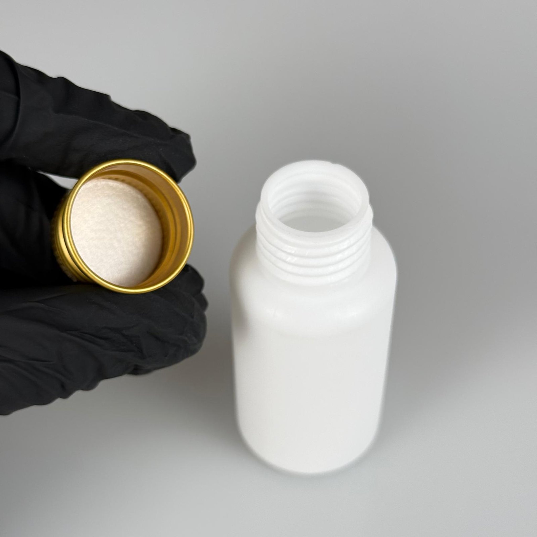 50 CC BEYAZ POLİETİLEN PLASTİK ASETON ŞİŞESİ ( 24 AĞIZ ) + KÖPÜK CONTALI GOLD METAL ALÜMİNYUM KAPAK TAKIM - 50 ML BEYAZ PLASTİK ASETON ŞİŞELERİ