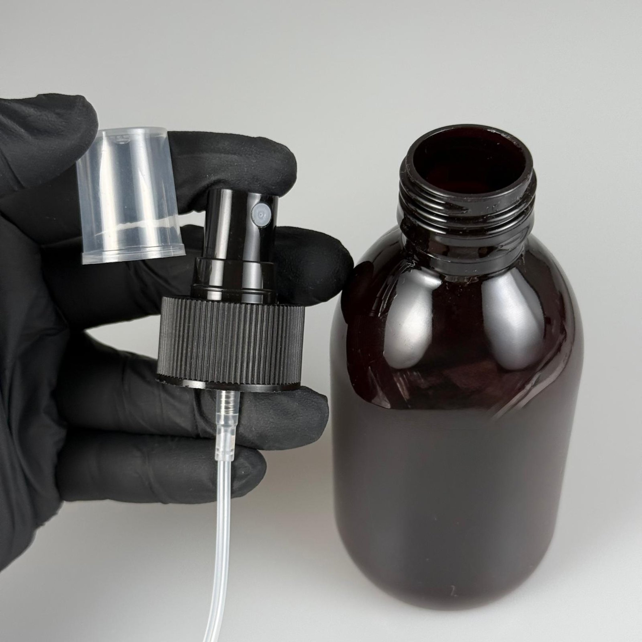 200 CC AMBER PET ECZA ŞİŞESİ - SİYAH PARMAK SPREYLİ - 200 ML KAHVERENGİ PLASTİK ŞURUP ŞİŞESİ (21 GR)