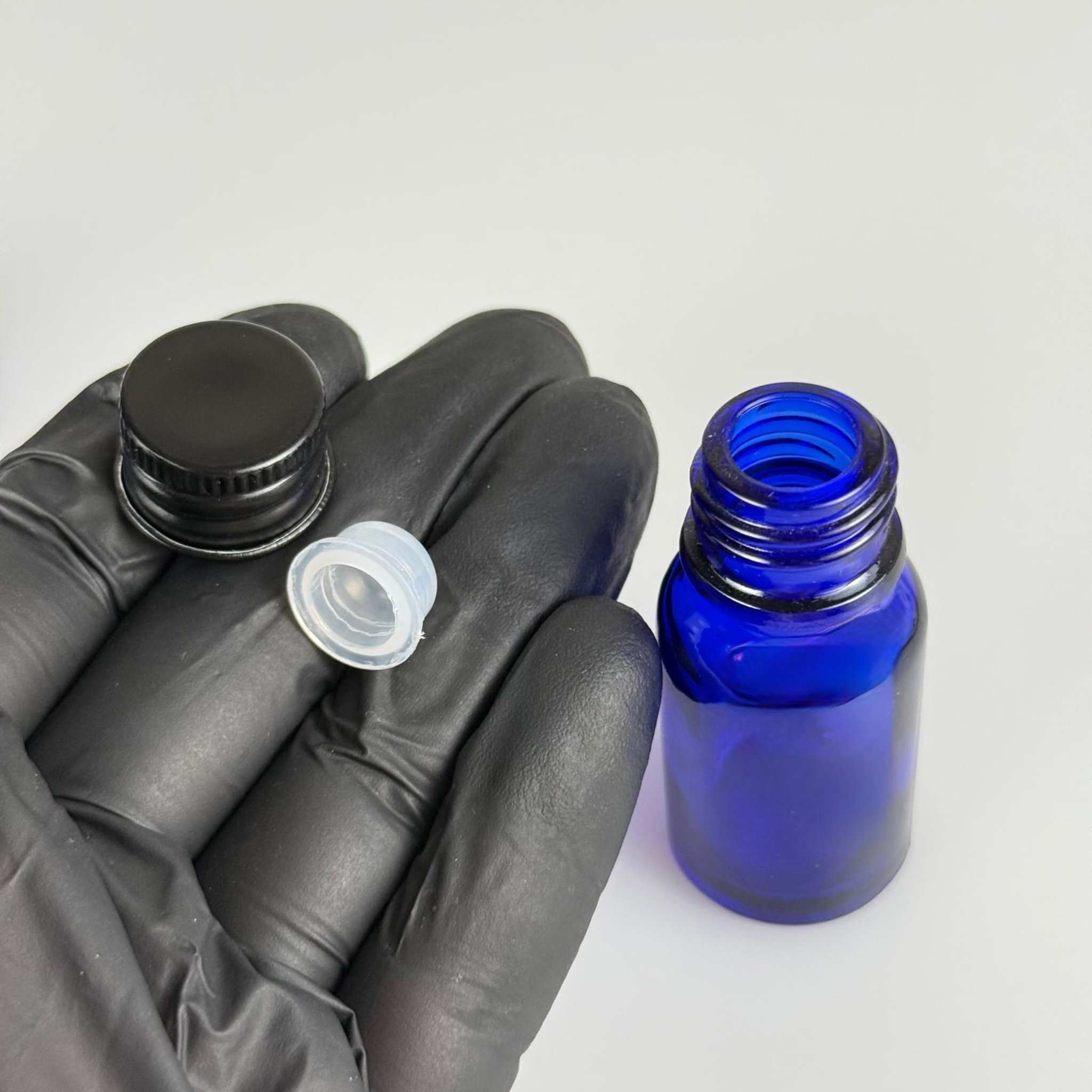 10 CC MAVİ CAM ŞİŞE + KÖPÜK CONTALI SİYAH ALÜMİNYUM METAL KAPAKLI + KÖR TIPALI TAKIM - 10 ML MAVİ CAM ŞİŞE