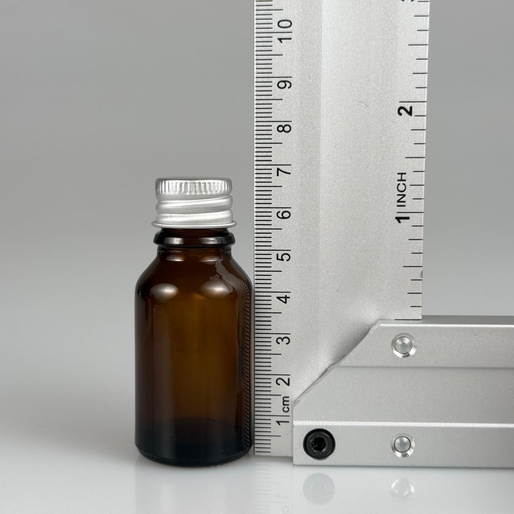 15 CC AMBER CAM ŞİŞE + KÖPÜK CONTALI GÜMÜŞ ALÜMİNYUM METAL KAPAKLI + DAMLALIKLI KOLONYA TIPALI TAKIM - 15 ML KAHVERENGİ CAM ŞİŞE