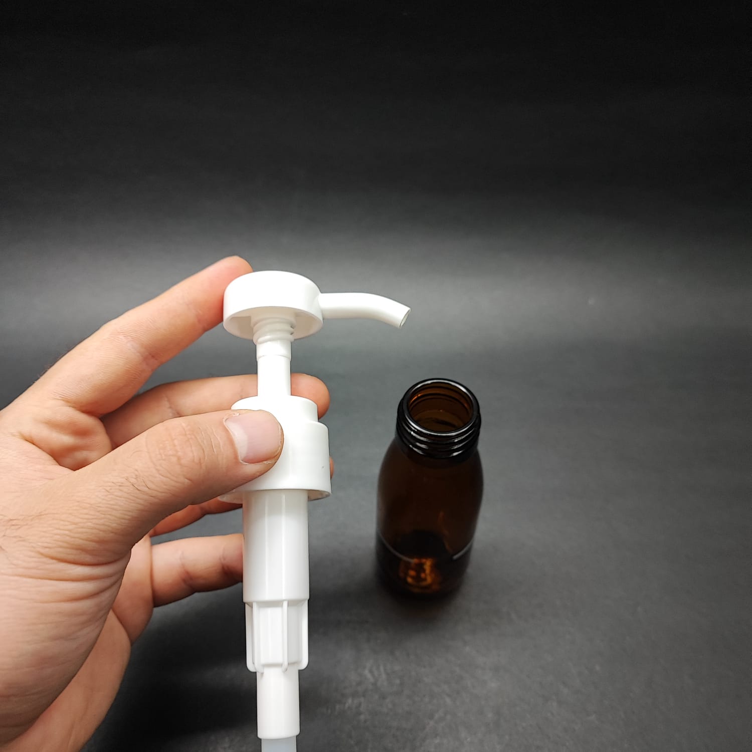 60 CC AMBER CAM ŞİŞE + BEYAZ DOZAJ POMPALI (HER BASMADA 4 CC SIVI ATAR)  - 60 ML POMPALI ŞİŞE - ŞURUP, ŞAMPUAN, KREM GİBİ YOĞUN KIVAMLI SIVILARDA KULLANILIR