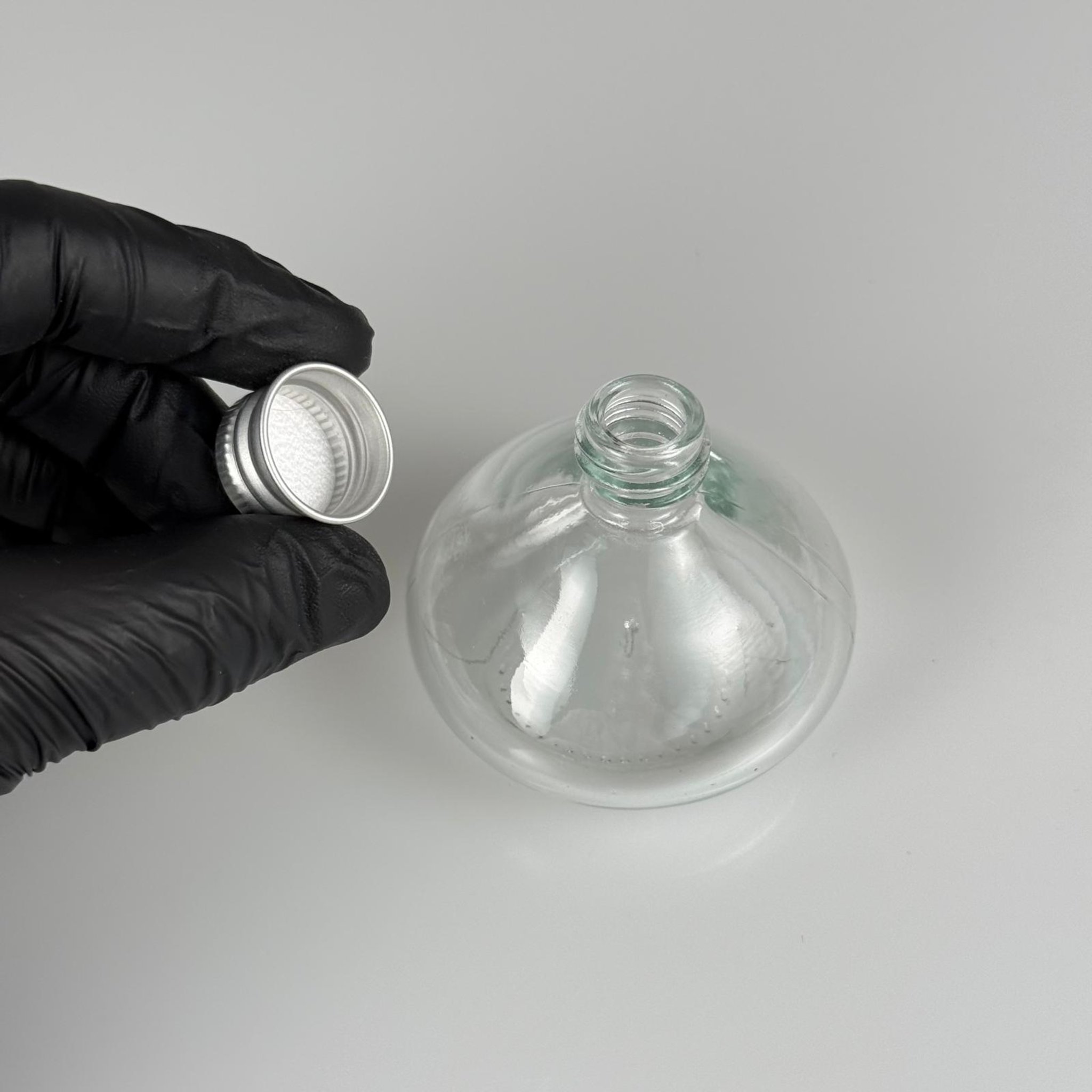 50 CC BASIK CAM ŞİŞE + GÜMÜŞ ALÜMİNYUM METAL KAPAKLI TAKIM - 50 ML ŞEFFAF CAM ŞİŞE