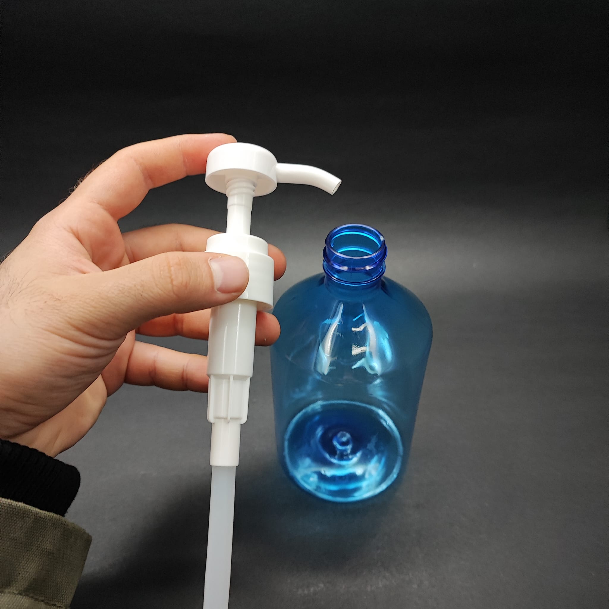 500 CC MAVİ KÜT PET ŞİŞE - BEYAZ DOZAJ POMPALI (HER BASMADA 4 CC SIVI ATAR)  - 500 ML POMPALI ŞİŞE - ŞURUP, ŞAMPUAN, KREM GİBİ YOĞUN KIVAMLI SIVILARDA KULLANILIR