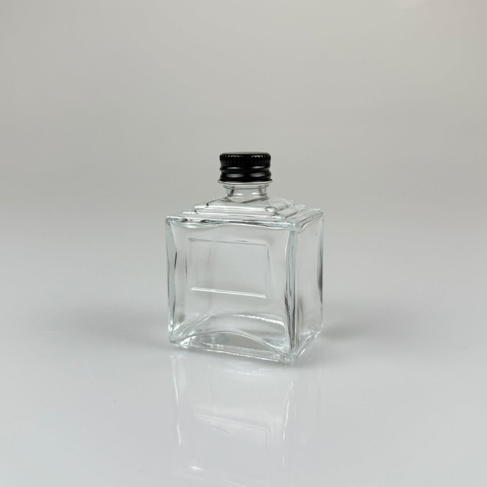 50 CC KÖŞELİ PRİZMA CAM ŞİŞE - SİYAH METAL KAPAKLI - 50 ML PRESTİJLİ ŞİŞE