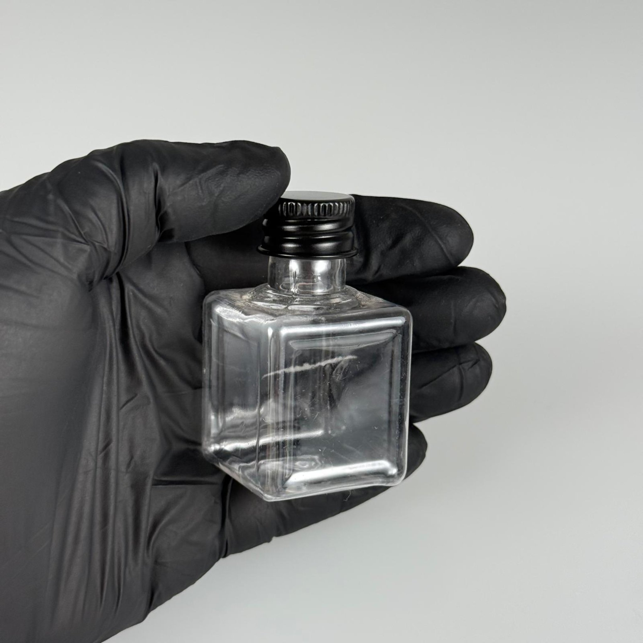 35 CC ŞEFFAF KARE PET ŞİŞE - KÖPÜK CONTALI SİYAH ALÜMİNYUM METAL KAPAKLI TAKIM - 35 ML ŞEFFAF KARE PET ŞİŞE