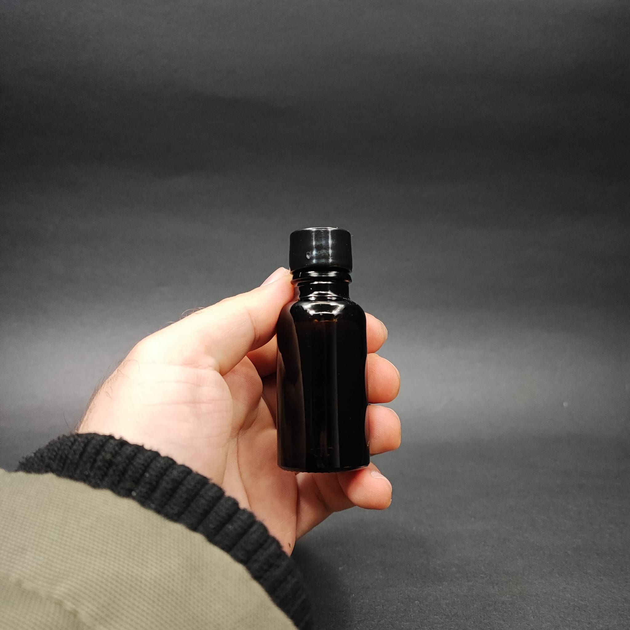 20 CC KOYU AMBER CAM ŞİŞE + KENDİNDEN CONTALI SIZDIRMAZ SİYAH KAPAK - 20 ML KAPAKLI KAHVERENGİ CAM ŞİŞE