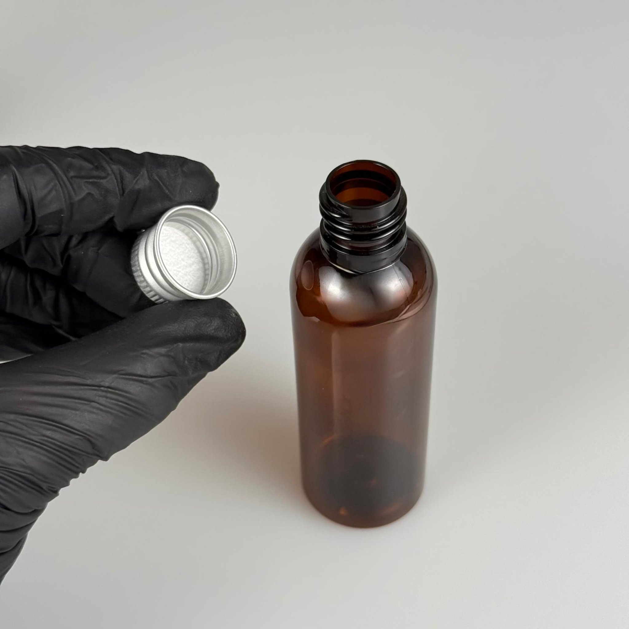 50 CC AMBER SİLİNDİR UZUN MODEL PET ŞİŞE + KÖPÜK CONTALI GÜMÜŞ ALÜMİNYUM METAL KAPAKLI TAKIM - 50 ML KAHVERENGİ PLASTİK ŞİŞE
