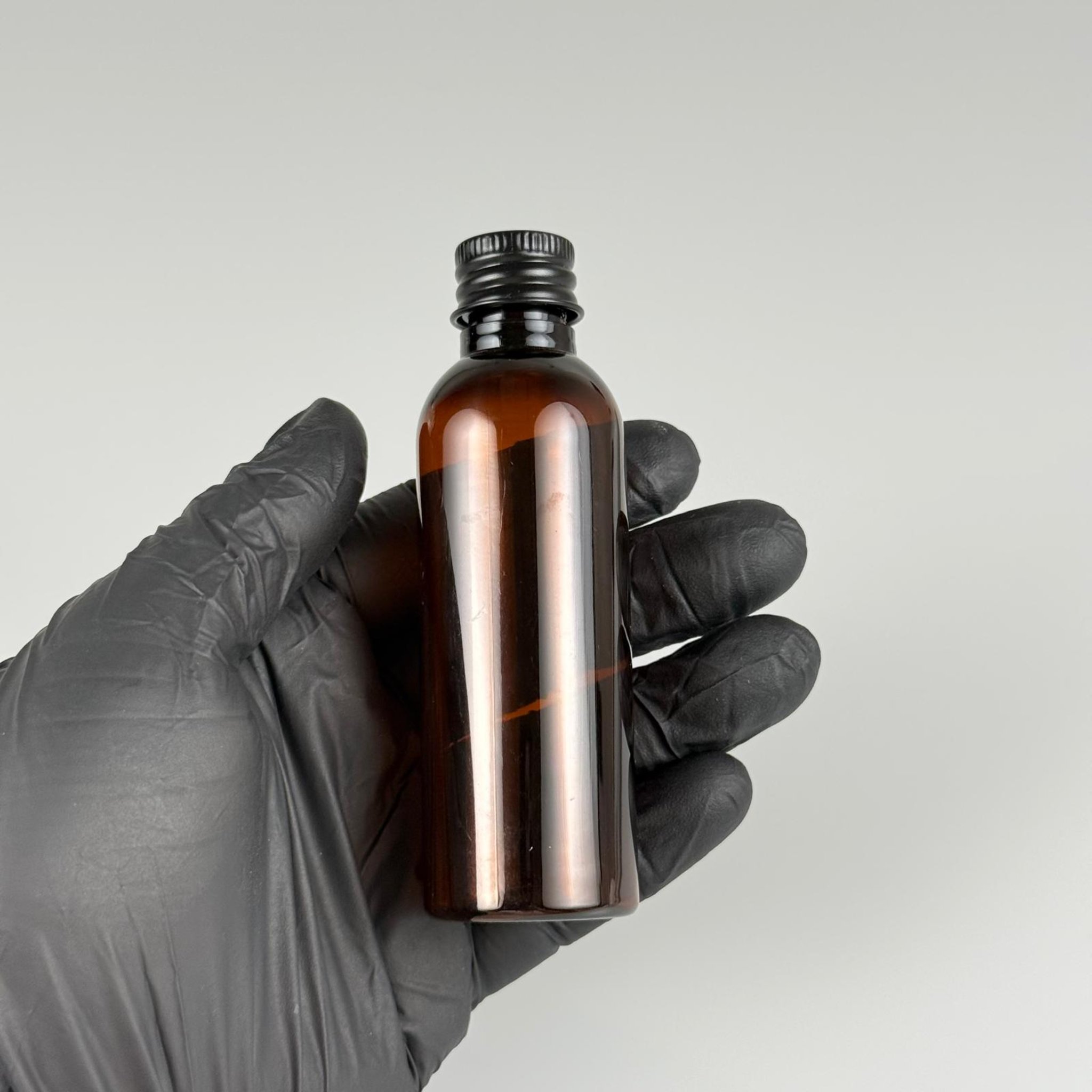 50 CC AMBER SİLİNDİR UZUN MODEL PET ŞİŞE + KÖPÜK CONTALI SİYAH ALÜMİNYUM METAL KAPAKLI + DAMLALIKLI KOLONYA TIPALI TAKIM - 50 ML KAHVERENGİ PLASTİK ŞİŞE
