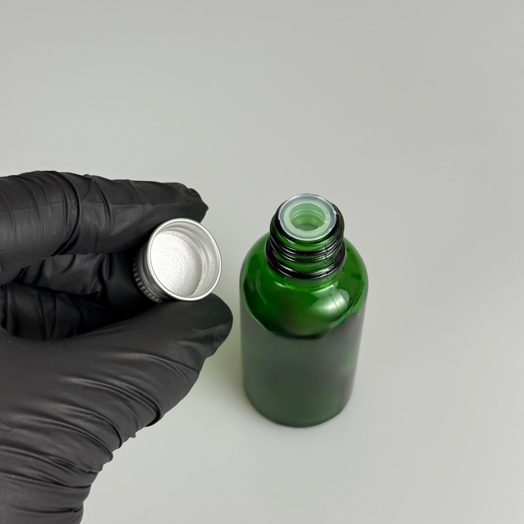 30 CC YEŞİL CAM ŞİŞE + KÖPÜK CONTALI GÜMÜŞ ALÜMİNYUM METAL KAPAKLI + KÖR TIPALI TAKIM - 30 ML YEŞİL CAM ŞİŞE