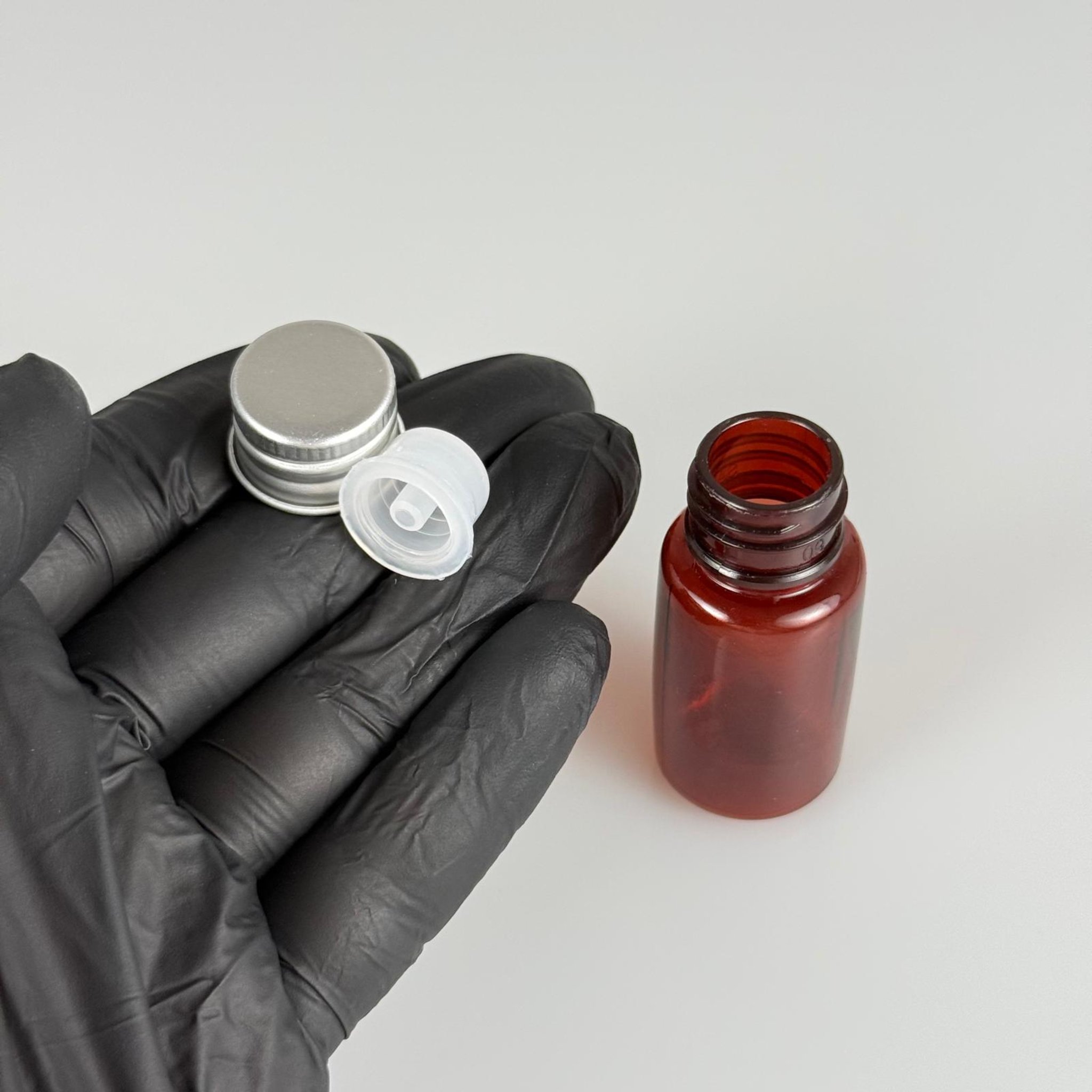 10 CC AMBER PET SHOT ŞİŞE - KÖPÜK CONTALI GÜMÜŞ ALÜMİNYUM METAL KAPAKLI + DAMLALIKLI KOLONYA TIPALI TAKIM - 10 ML KAHVERENGİ PLASTİK ŞİŞE