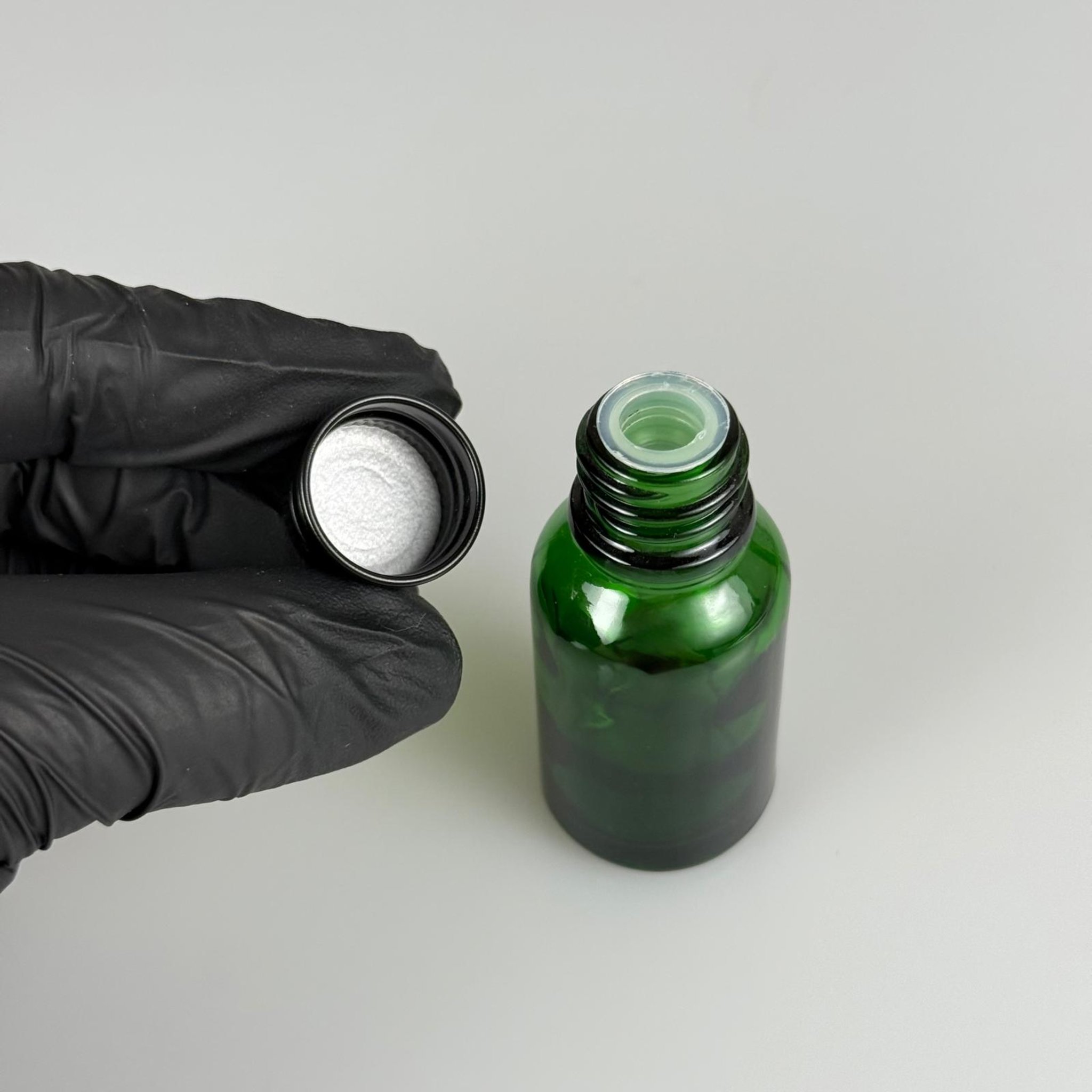 15 CC YEŞİL CAM ŞİŞE + KÖPÜK CONTALI SİYAH ALÜMİNYUM METAL KAPAKLI + KÖR TIPALI TAKIM - 15 ML YEŞİL CAM ŞİŞE