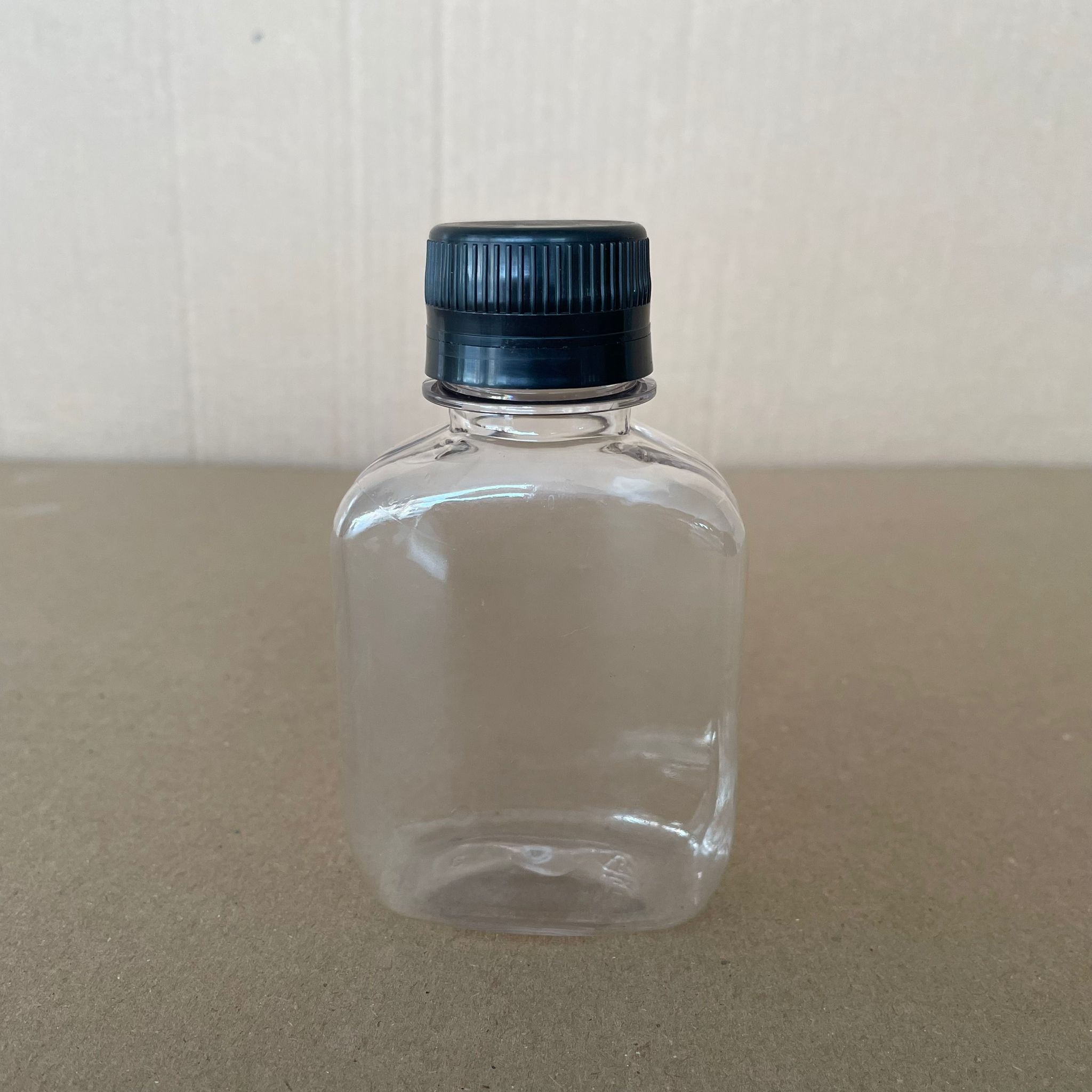 100 CC YASSI PET ŞİŞE - SİYAH KİLİTLİ KAPAKLI - 100 ML PET ŞİŞE KALIN (15 GR) - KAPAK MÜHÜRLENİR, NUMUNE İÇİN KULLANILABİLİR, SIZDIRMAZ