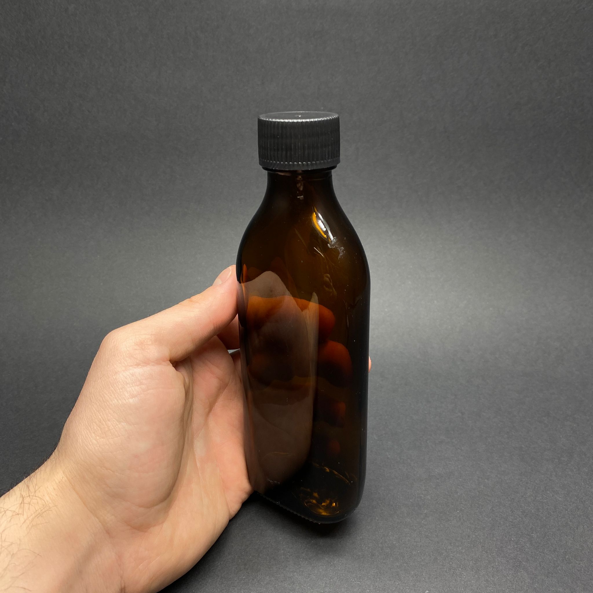 150 CC AMBER  CAM YASSI COLD BREW ŞİŞE (SOĞUK KAHVE ŞİŞESİ) SİYAH KAPAKLI (28 AĞIZ) - 150 ML YASSI CAM ŞİŞE