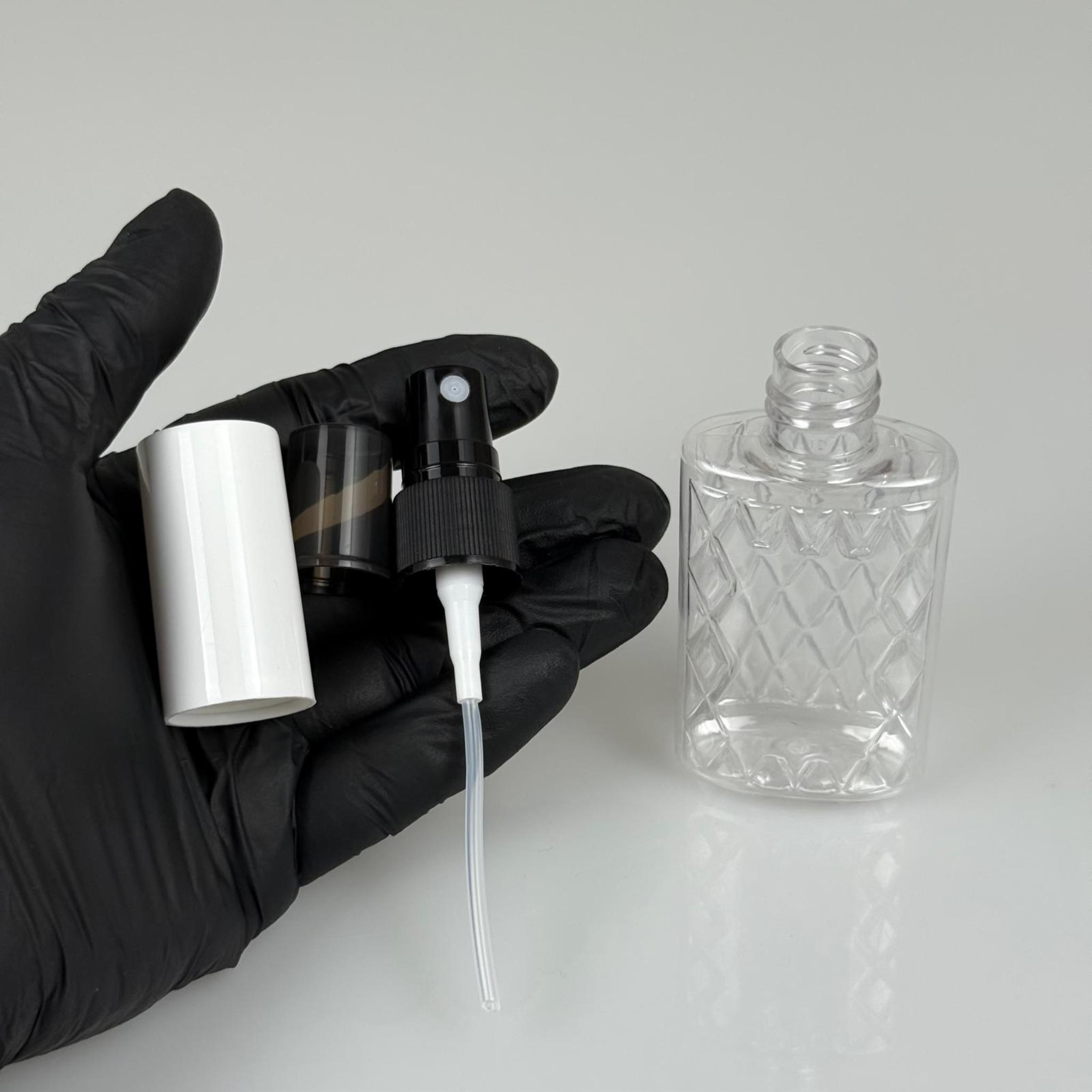 50 CC ŞEFFAF PET KÖŞELİ PARFÜM ŞİŞESİ - SİYAH SPREYLİ - BEYAZ KORUMA KAPAKLI - 50 ML PLASTİK PARFÜM - KOLONYA ŞİŞESİ