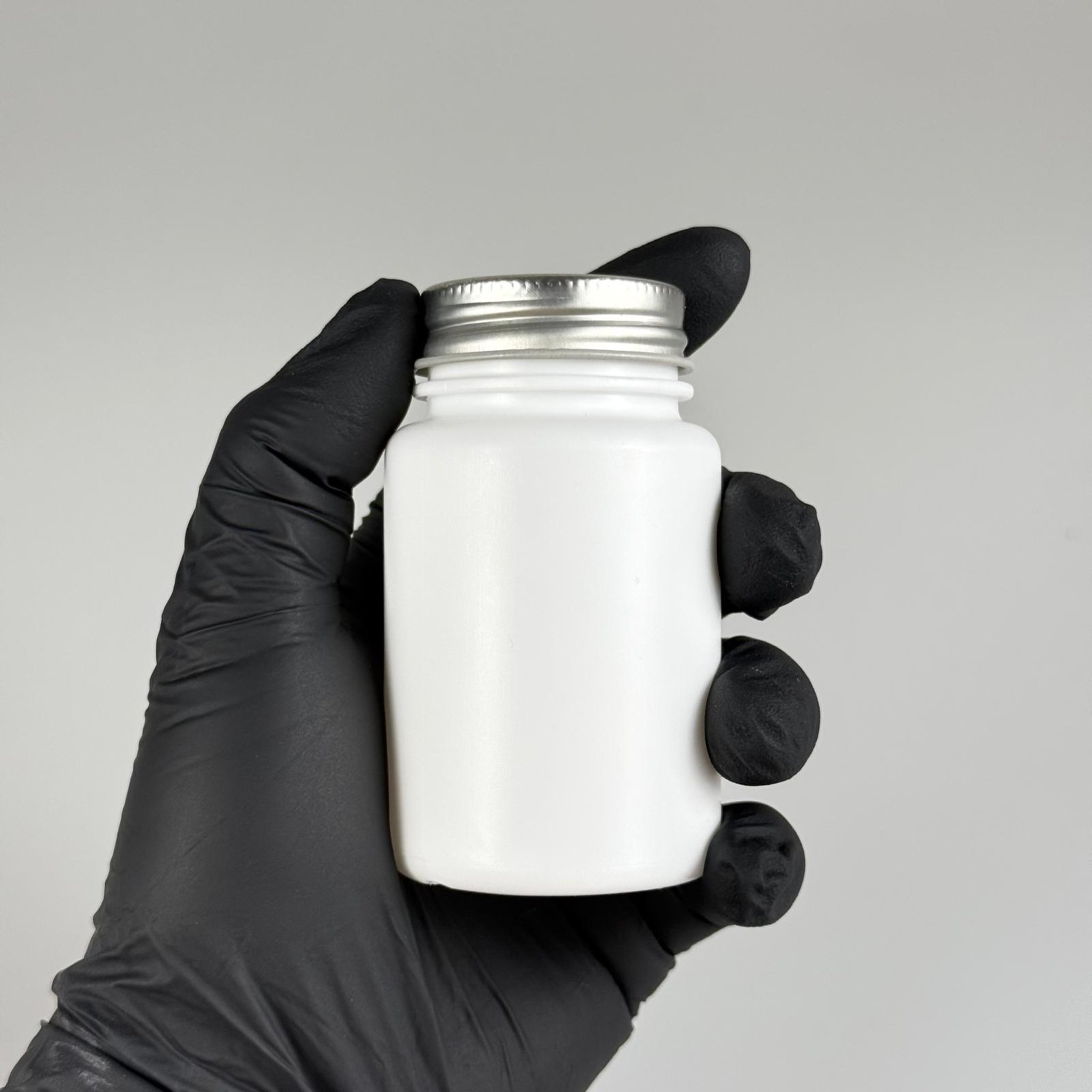 100 CC BEYAZ SERT POLİETİLEN ŞİŞE + GÜMÜŞ METAL KAPAKLI + KENDİNDEN YAPIŞKANLI KÖPÜK CONTALI - 100 ML POLİETİLEN ŞİŞE