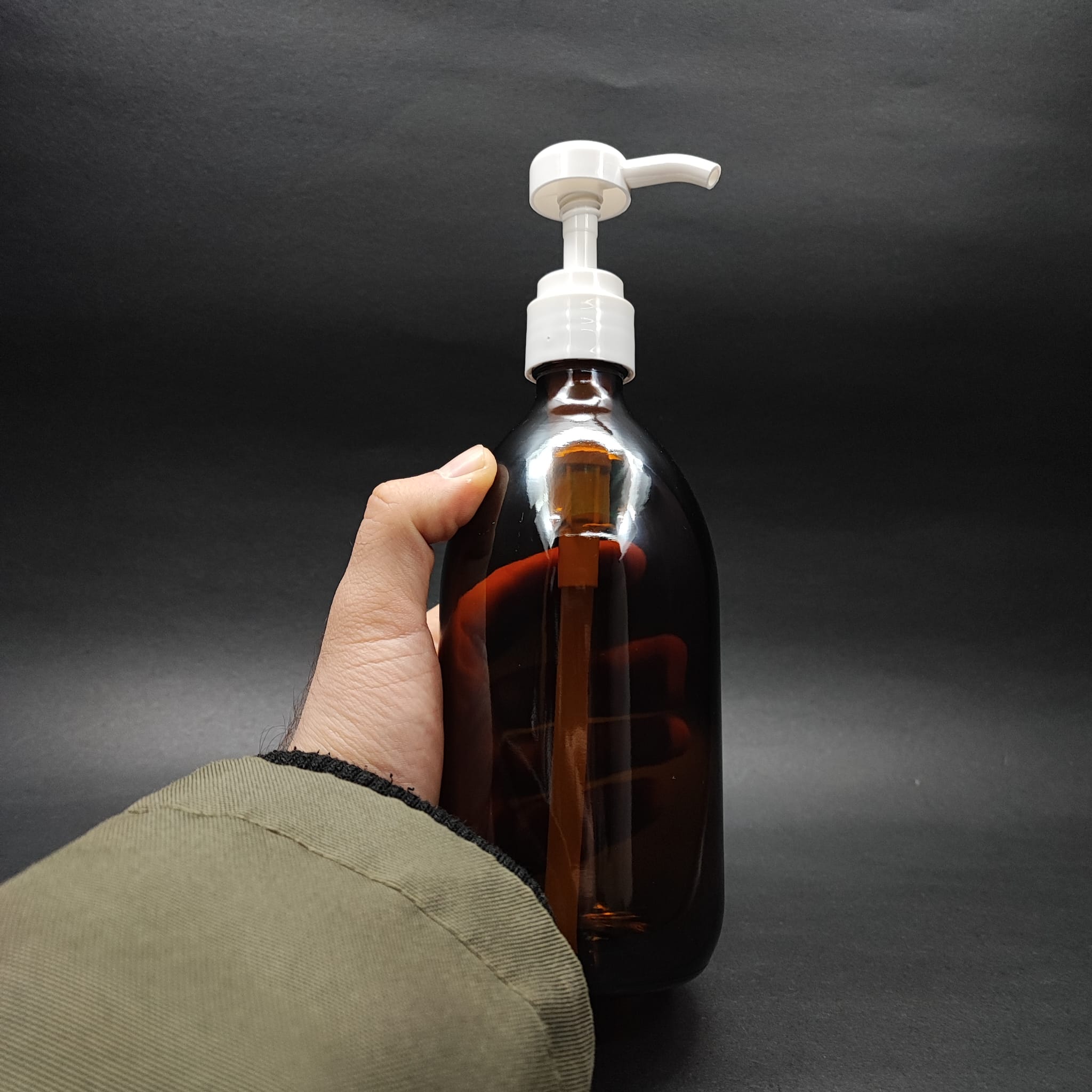 500 CC AMBER CAM ŞİŞE - BEYAZ DOZAJ POMPALI (HER BASMADA 4 CC SIVI ATAR)  - 500 ML POMPALI ŞİŞE - ŞURUP, ŞAMPUAN, KREM GİBİ YOĞUN KIVAMLI SIVILARDA KULLANILIR