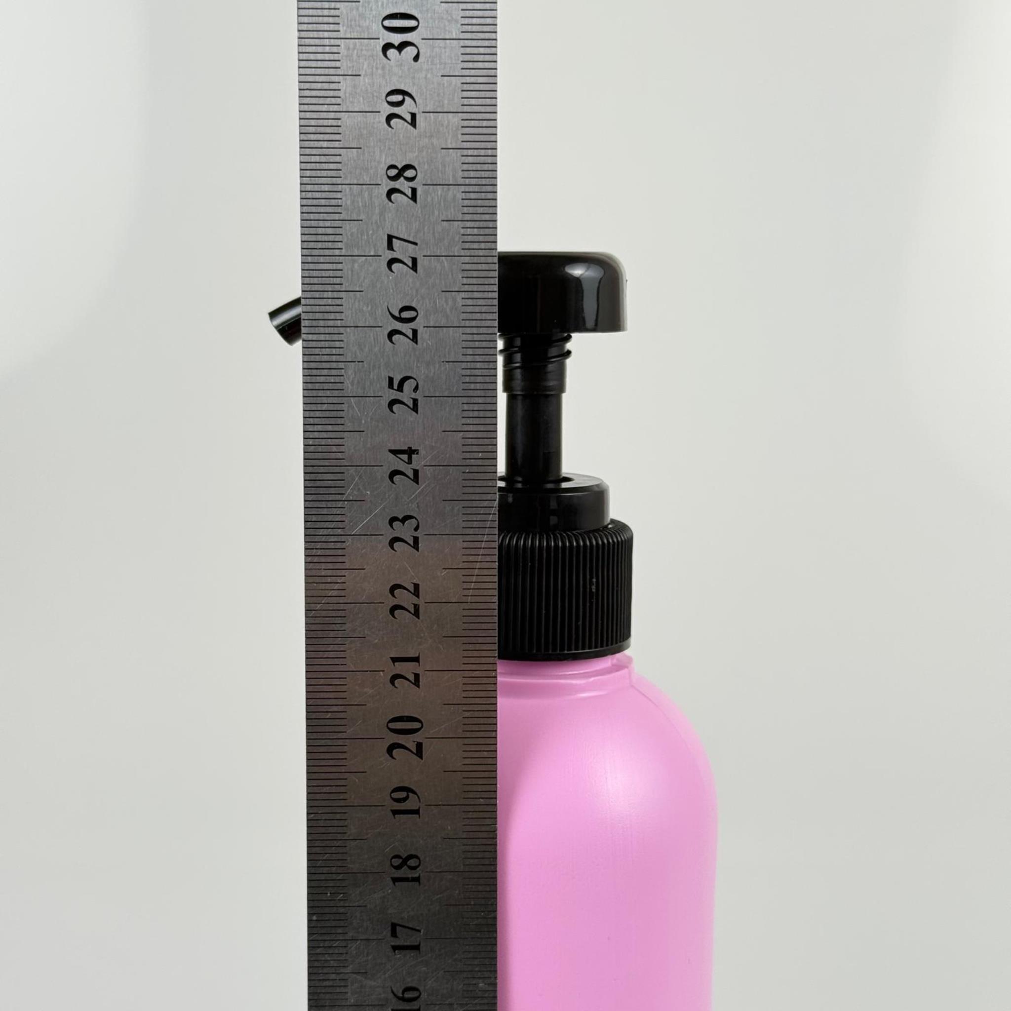 500 CC POLİETİLEN PEMBE MODEL ŞİŞE - SİYAH DOZAJ POMPALI (HER BASMADA 4 CC SIVI ATAR) - 0,5 LT POMPALI ŞİŞE - ŞURUP, ŞAMPUAN, KREM GİBİ YOĞUN KIVAMLI SIVILARDA KULLANILIR
