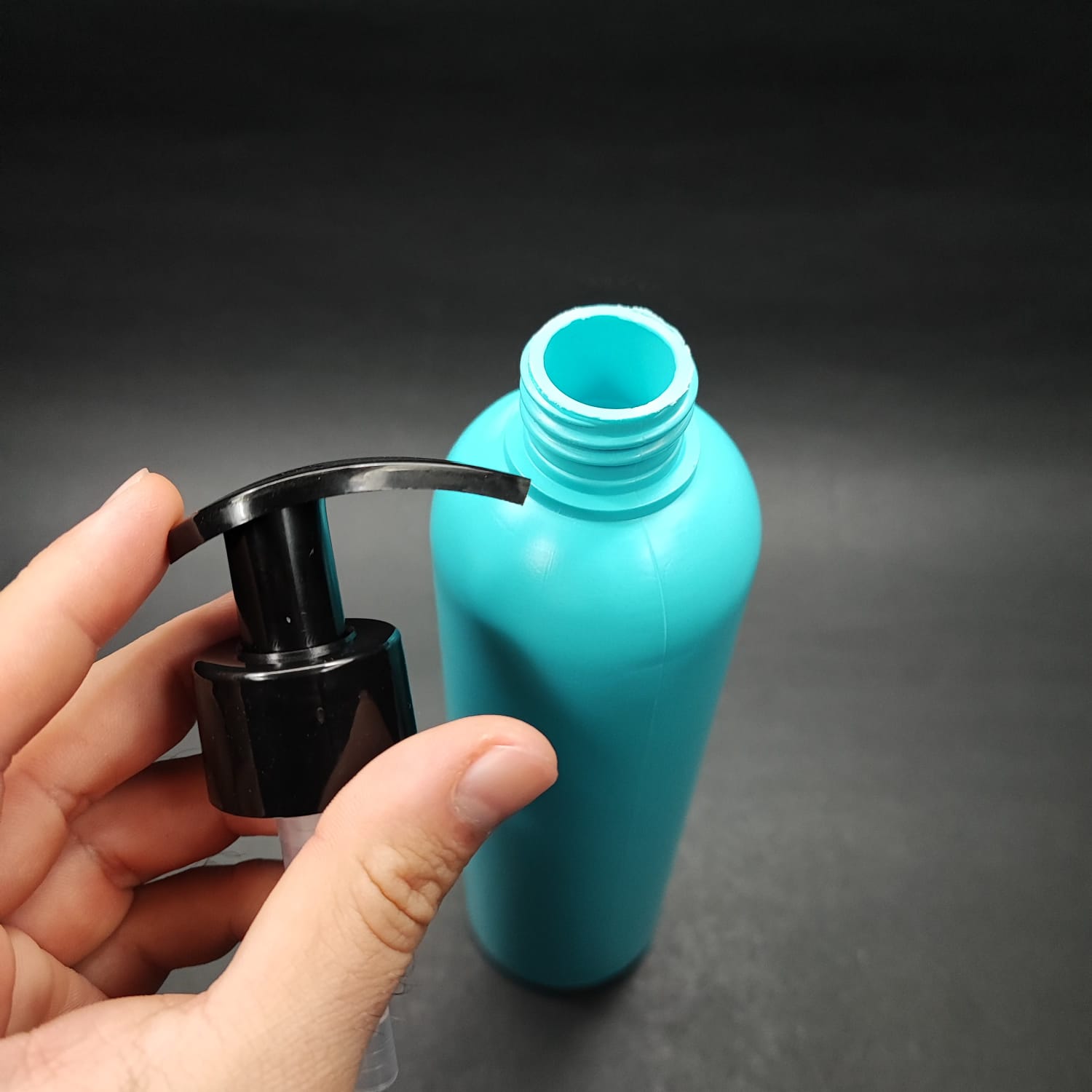 500 CC TURKUAZ POLİETİLEN PE ŞAMPUAN ŞİŞESİ - SİYAH SIVI SABUN POMPALI - 500 ML PE ŞAMPUAN ŞİŞESİ