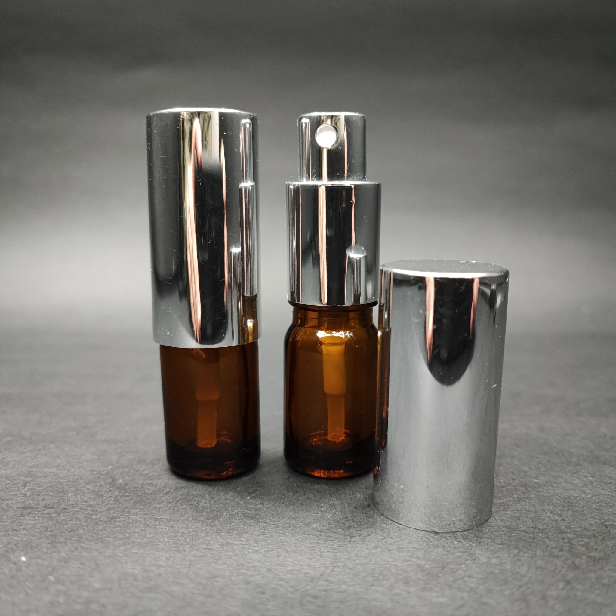 5 ML LÜKS VİDALI VALF ÇEVİRME PARFÜM ŞİŞELERİ - 5 CC AMBER CAM ŞİŞE - GÜMÜŞ METAL SPREYLİ KAPAKLI SET