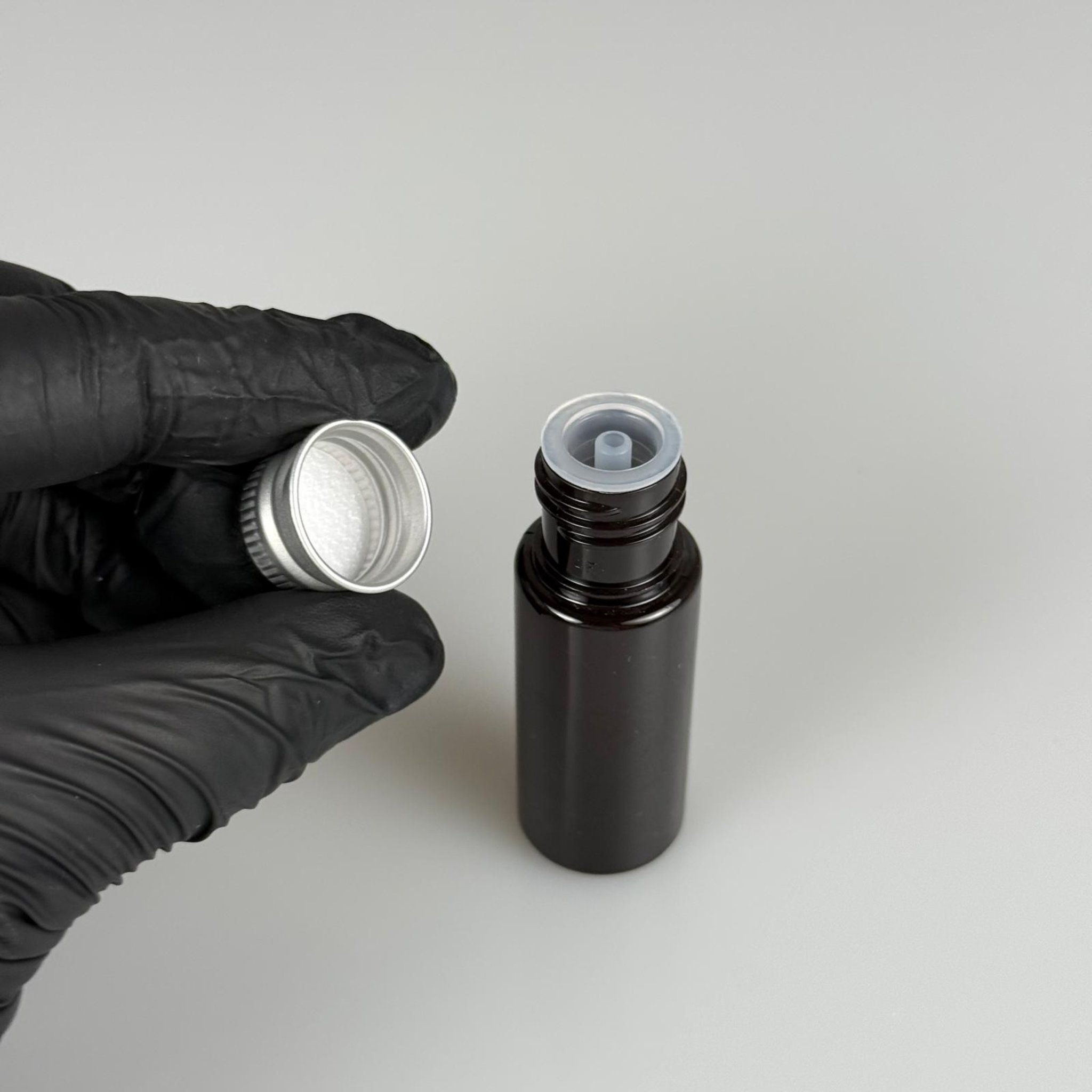 15 CC AMBER SİLİNDİR PET ŞİŞE + KÖPÜK CONTALI GÜMÜŞ ALÜMİNYUM METAL KAPAKLI + KOLONYA TIPALI TAKIML - 15 ML KAHVERENGİ PET ŞİŞE