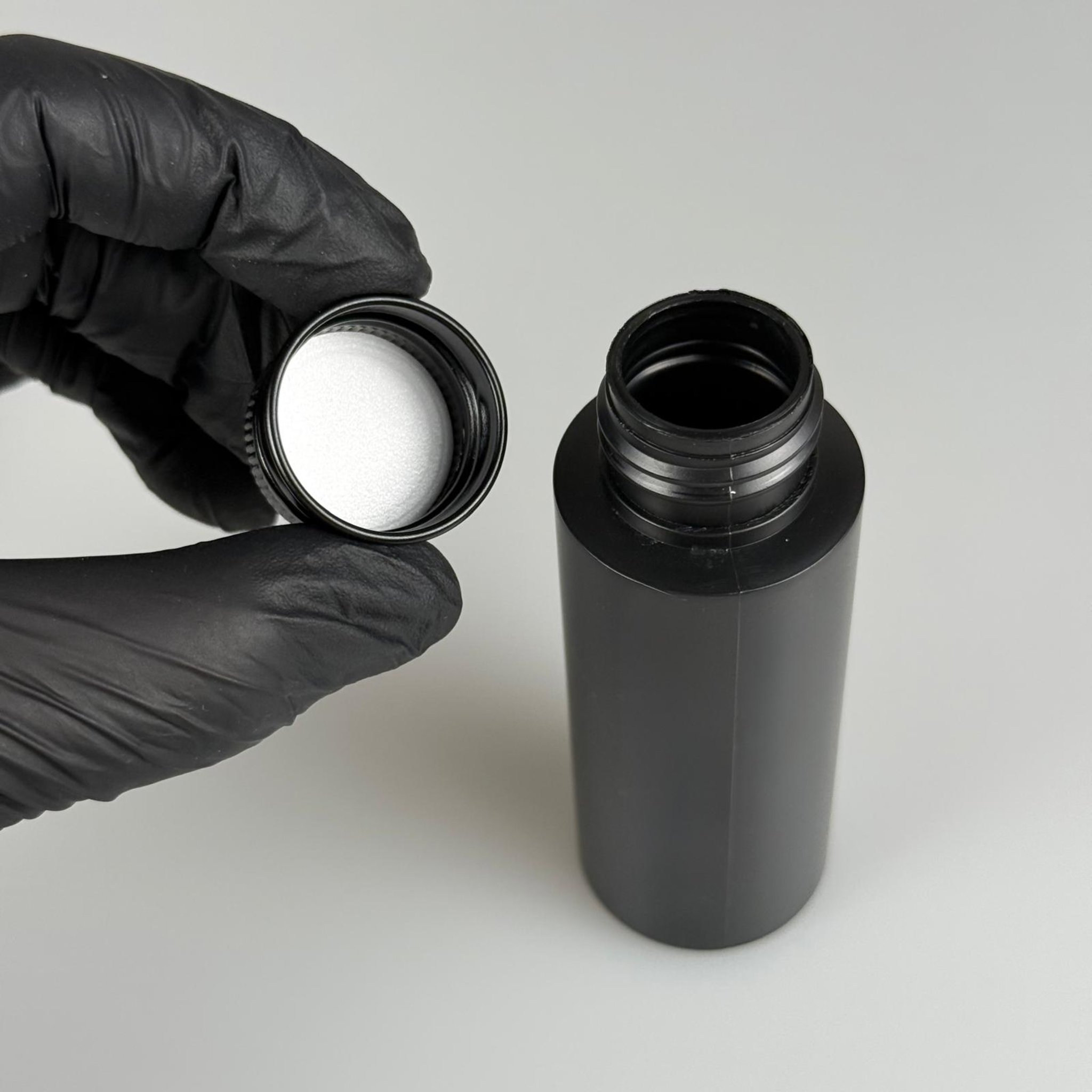 50 CC SİYAH POLİETİLEN PLASTİK ASETON ŞİŞESİ ( 24 AĞIZ ) + KÖPÜK CONTALI SİYAH METAL ALÜMİNYUM KAPAK TAKIM - 50 ML KAPAKLI SİYAH PLASTİK ŞİŞELER
