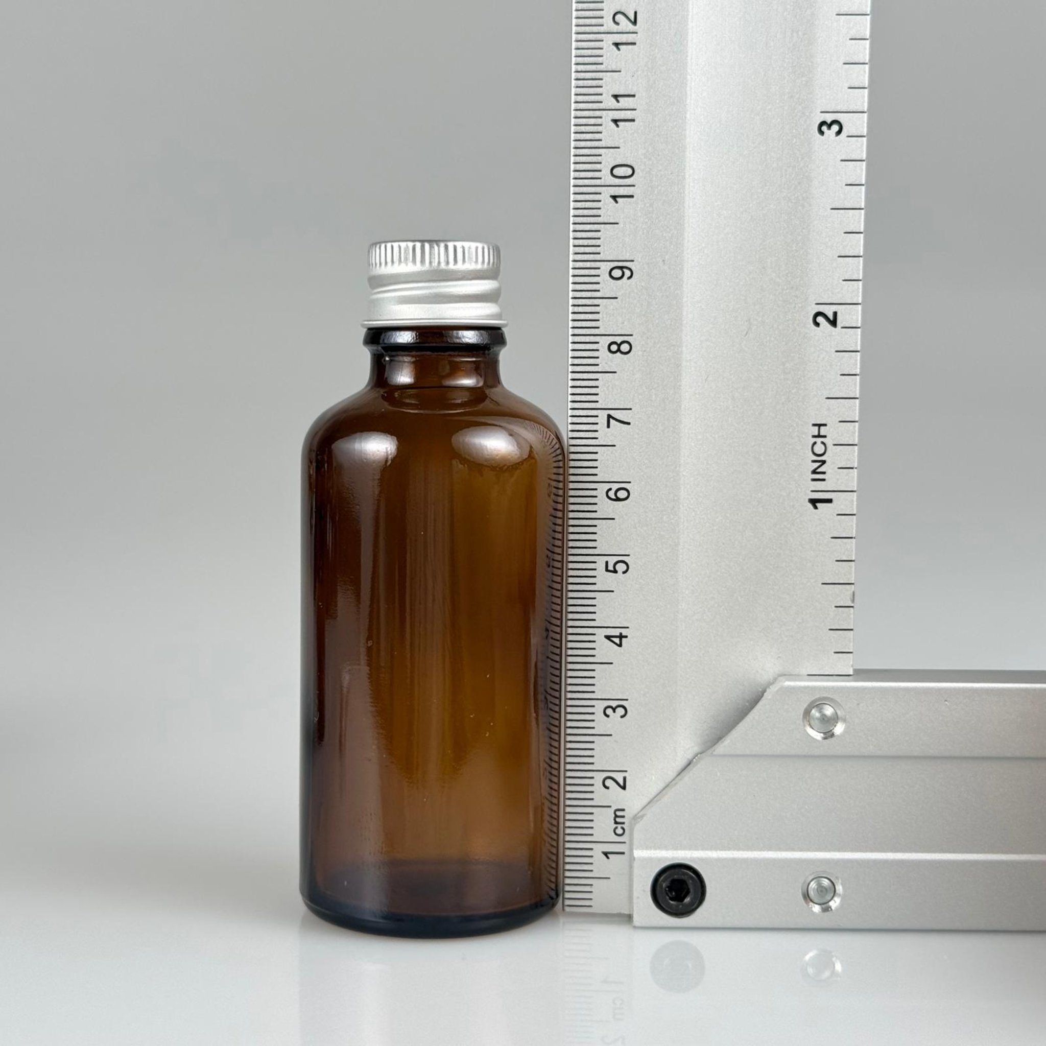 50 CC AMBER CAM ŞİŞE + KÖPÜK CONTALI GÜMÜŞ ALÜMİNYUM METAL KAPAKLI TAKIM - 50 ML KAHVERENGİ CAM ŞİŞE