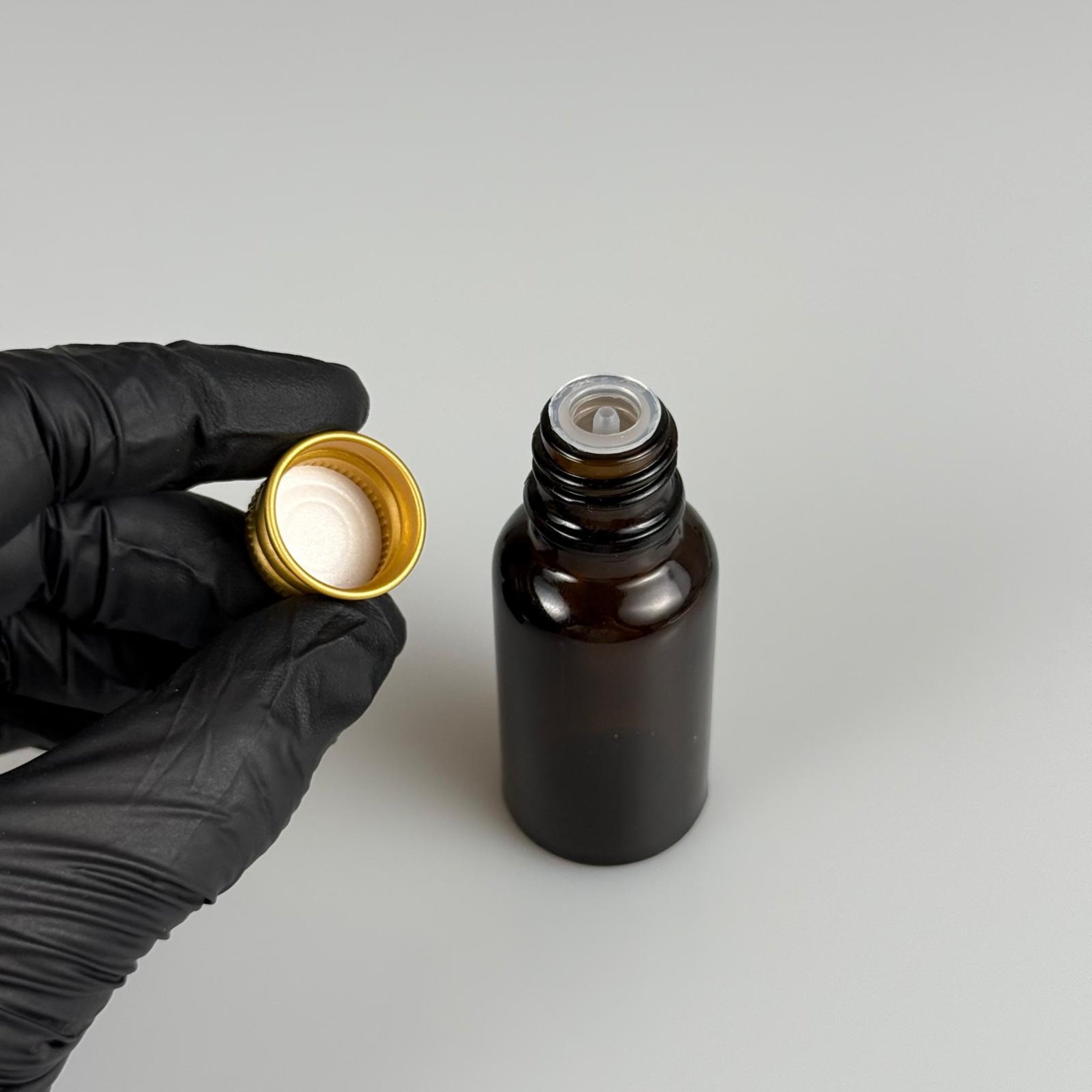 20 CC AMBER CAM ŞİŞE + KÖPÜK CONTALI GMOLD ALÜMİNYUM METAL KAPAKLI + DAMLALIKLI KOLONYA TIPALI TAKIM - 20 ML KAHVERENGİ CAM ŞİŞE