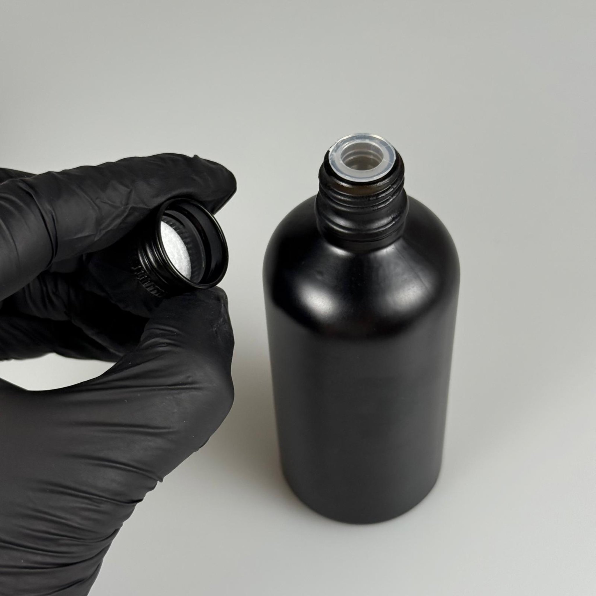 100 CC MAT SİYAH CAM ŞİŞE + KÖPÜK CONTALI SİYAH ALÜMİNYUM METAL KAPAKLI + KÖR TIPALI TAKIM - 100 ML MAT SİYAH CAM ŞİŞE
