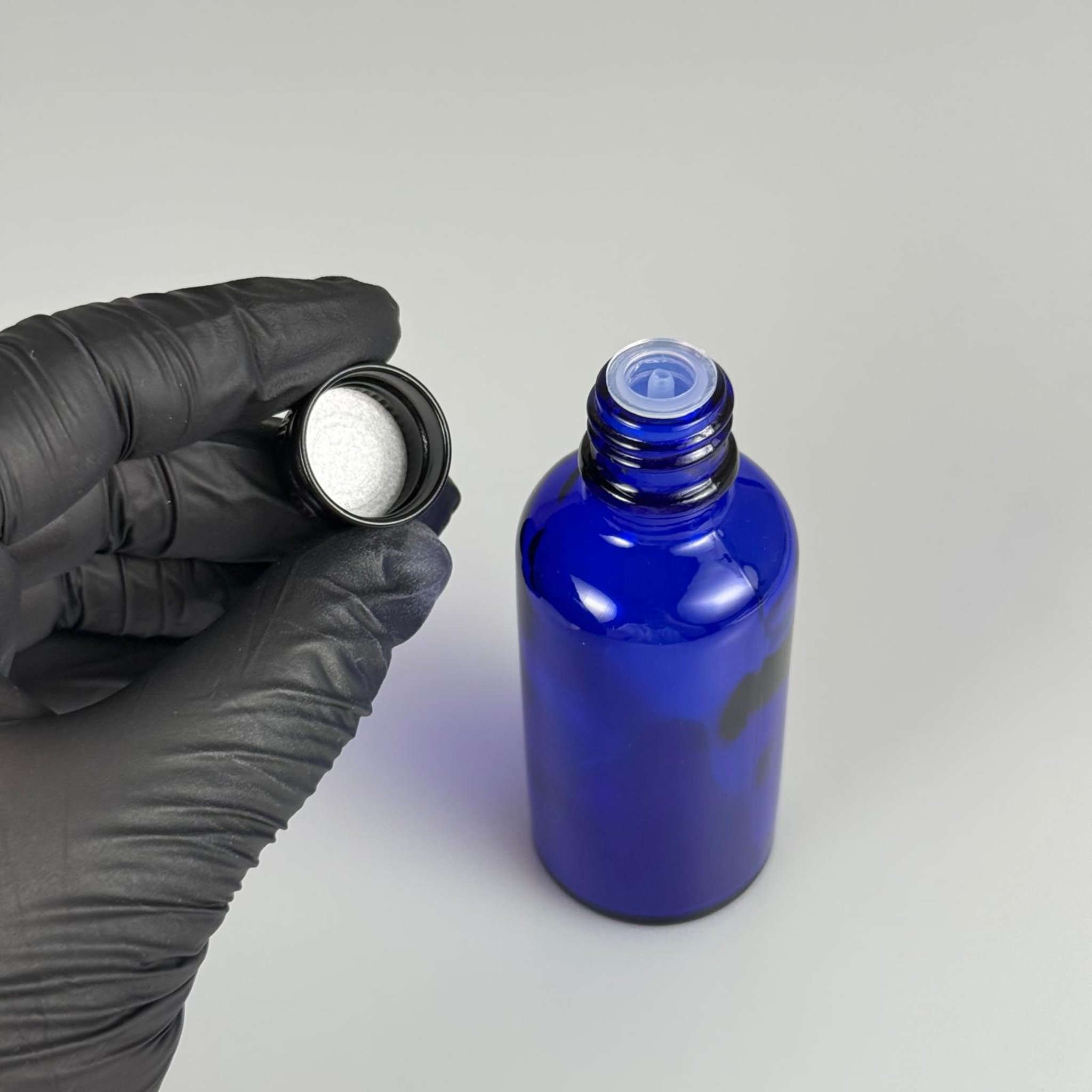 50 CC MAVİ CAM ŞİŞE + KÖPÜK CONTALI SİYAH ALÜMİNYUM METAL KAPAKLI + DAMLALIKLI KOLONYA TIPALI TAKIM - 50 ML MAVİ CAM ŞİŞE
