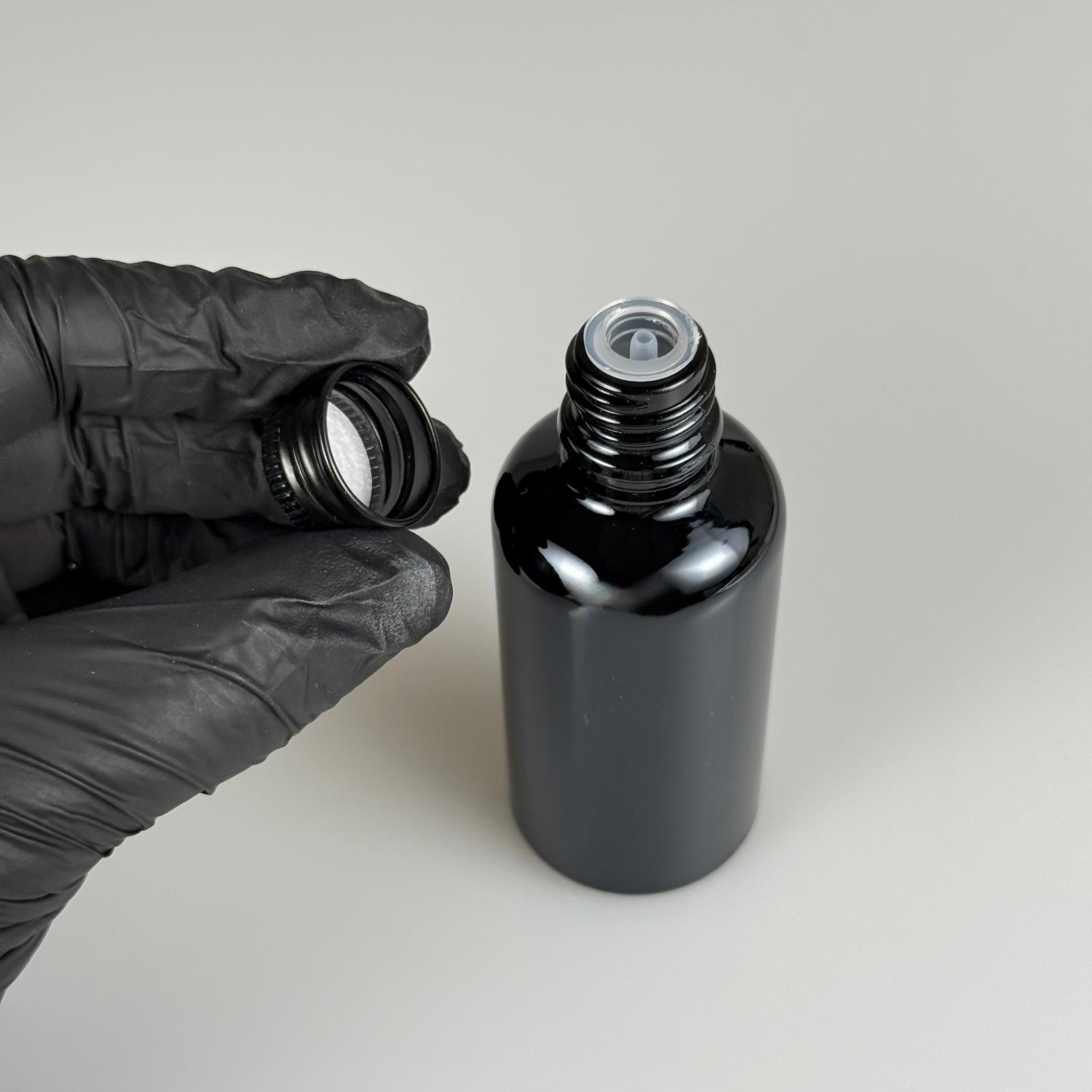 50 CC SİYAH CAM ŞİŞE + KÖPÜK CONTALI SİYAH ALÜMİNYUM METAL KAPAKLI + DAMLALIKLI KOLONYA TIPALI TAKIM - 50 ML SİYAH CAM ŞİŞE