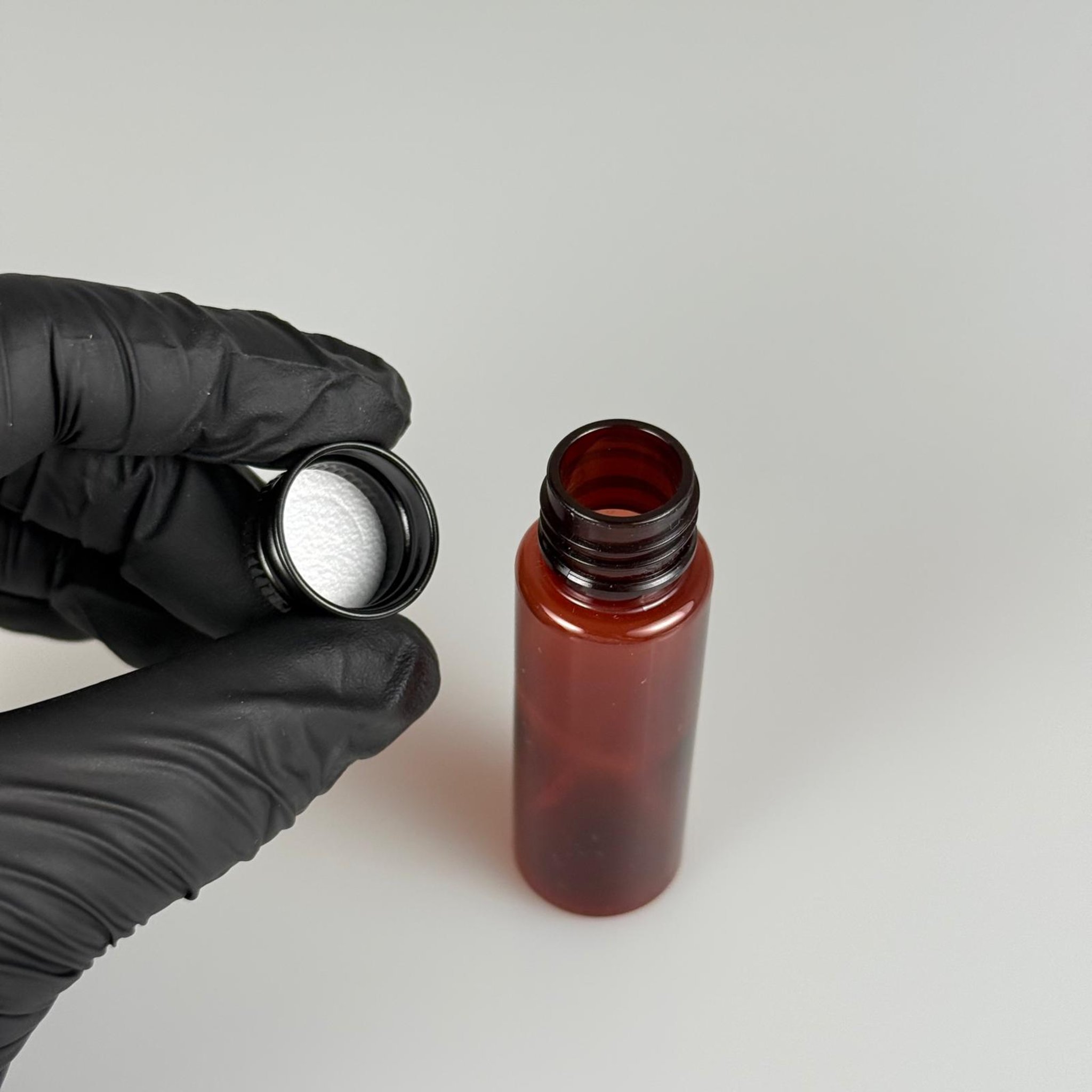 20 CC PET AMBER SHOT ŞİŞE - KÖPÜK CONTALI SİYAH ALÜMİNYUM METAL KAPAKLI TAKIM - 20 ML KAHVERENGİ PLASTİK ŞİŞE