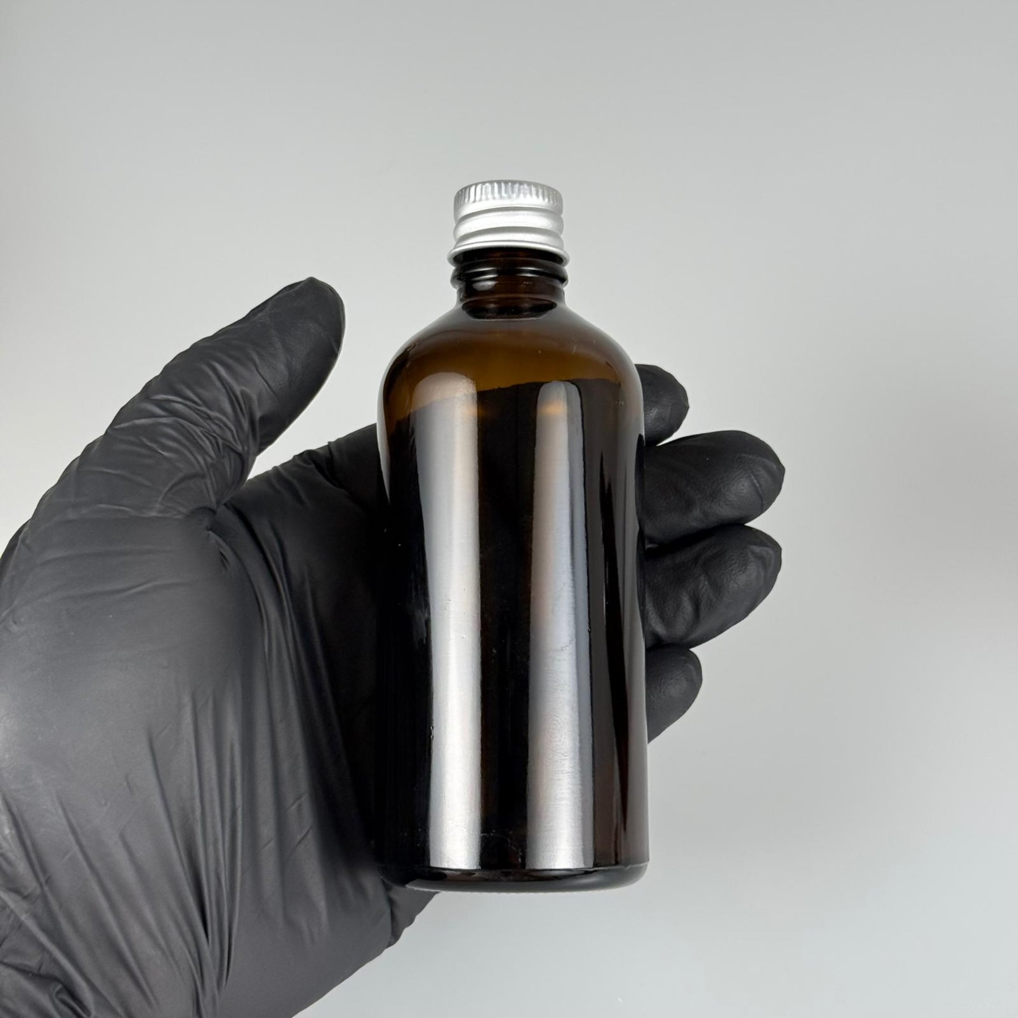 100 CC AMBER CAM ŞİŞE + KÖPÜK CONTALI GÜMÜŞ ALÜMİNYUM METAL KAPAKLI + KÖR TIPALI TAKIM - 100 ML KAHVERENGİ CAM ŞİŞE