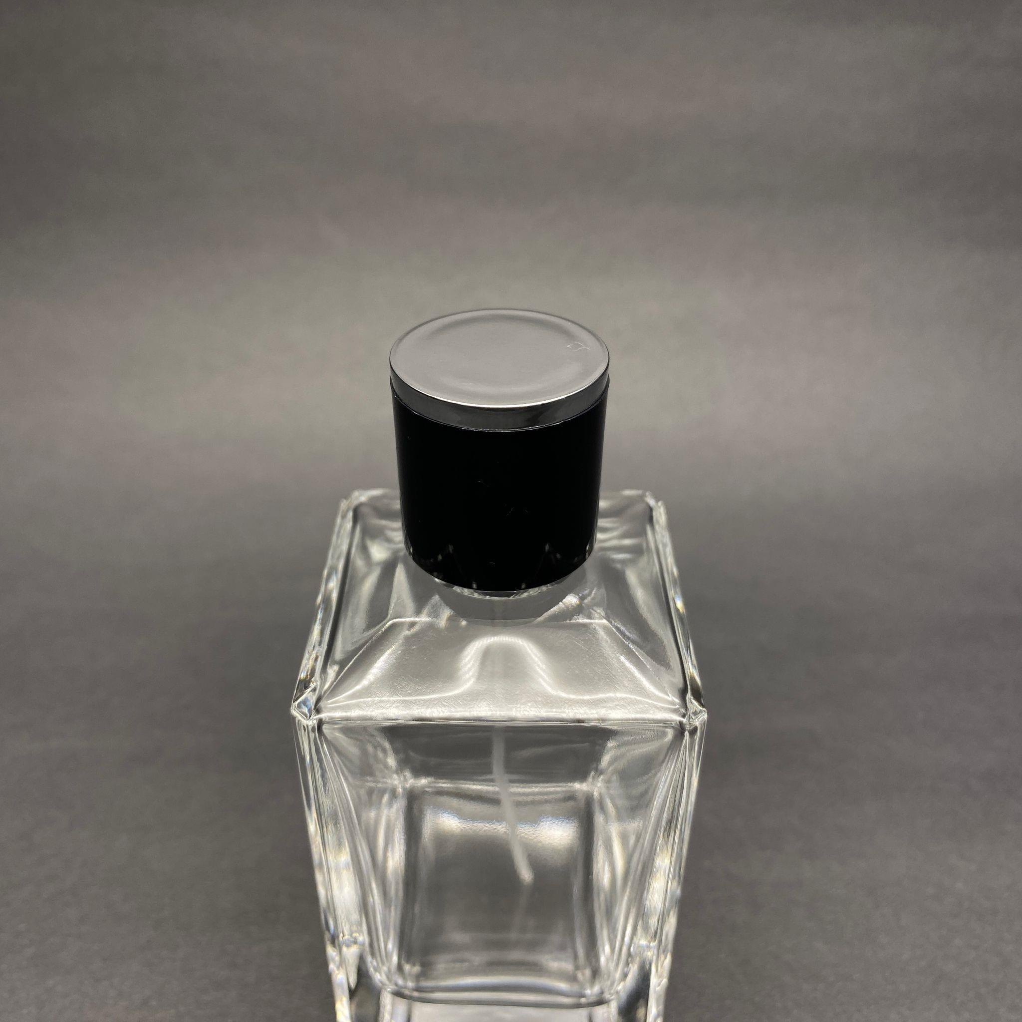 100 ML KÖŞELİ KONİK MODEL PRİZMA PARFÜM ŞİŞESİ - GOLD METAL SPREYLİ + GÜMÜŞ SİYAH KAPAKLI (AĞIZ 15 MM GEÇME KOLAY KAPAMA)