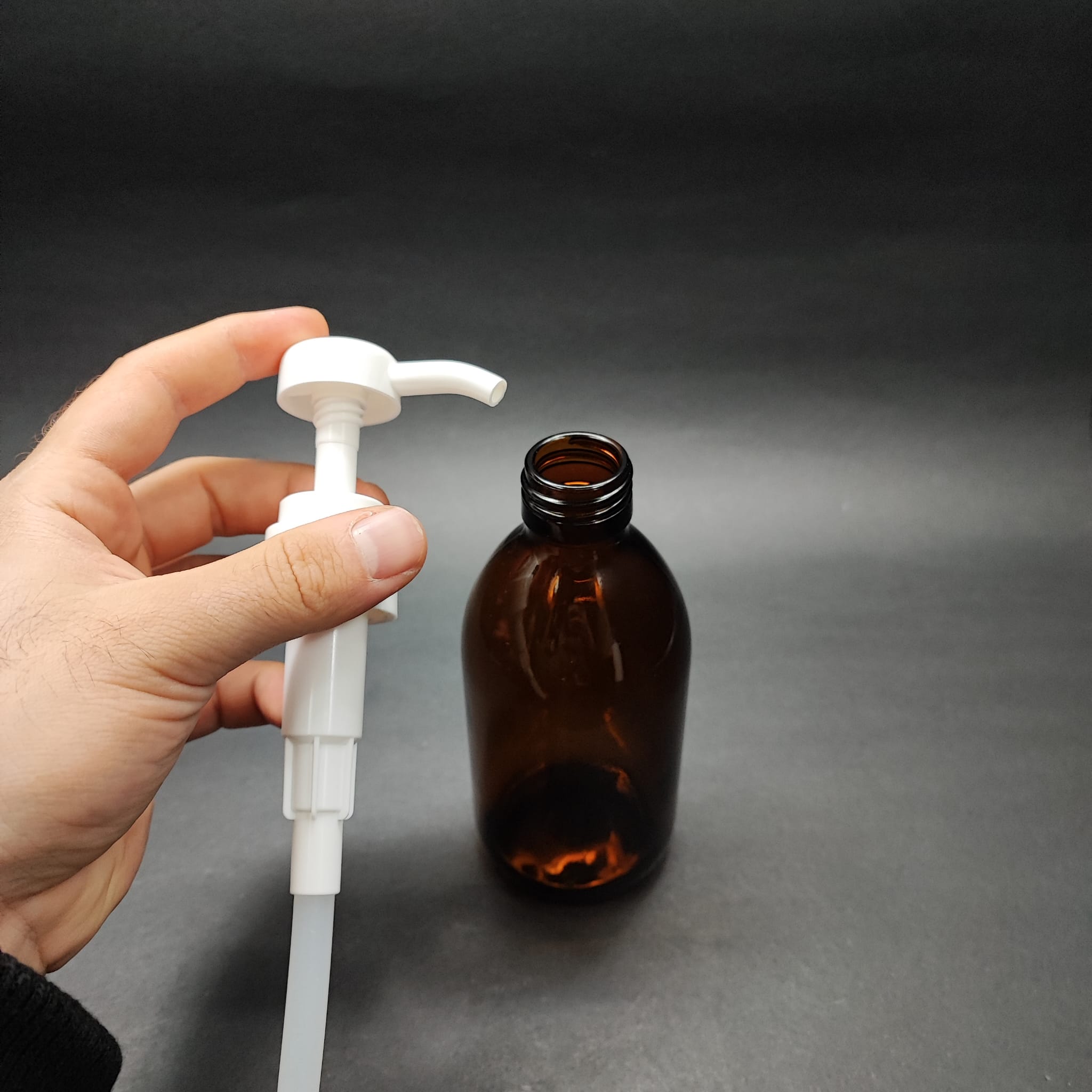 250 CC AMBER CAM ŞİŞE - BEYAZ DOZAJ POMPALI (HER BASMADA 4 CC SIVI ATAR) - 250 ML POMPALI ŞİŞE - ŞURUP, ŞAMPUAN, KREM GİBİ YOĞUN KIVAMLI SIVILARDA KULLANILIR