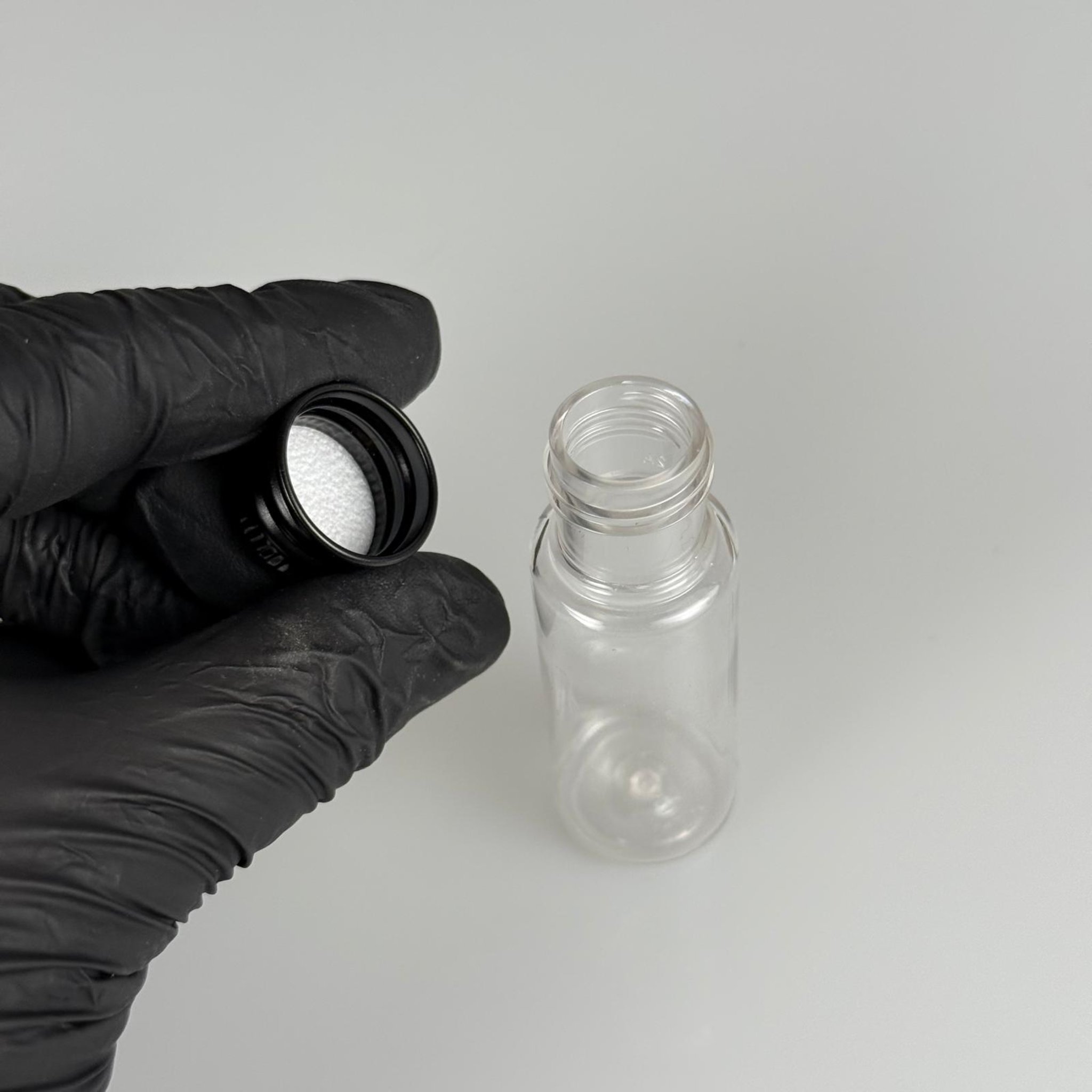 15 CC SİLİNDİR PET ŞİŞE + KÖPÜK CONTALI SİYAH ALÜMİNYUM METAL KAPAKLI TAKIML - 15 ML ŞEFFAF PET ŞİŞE