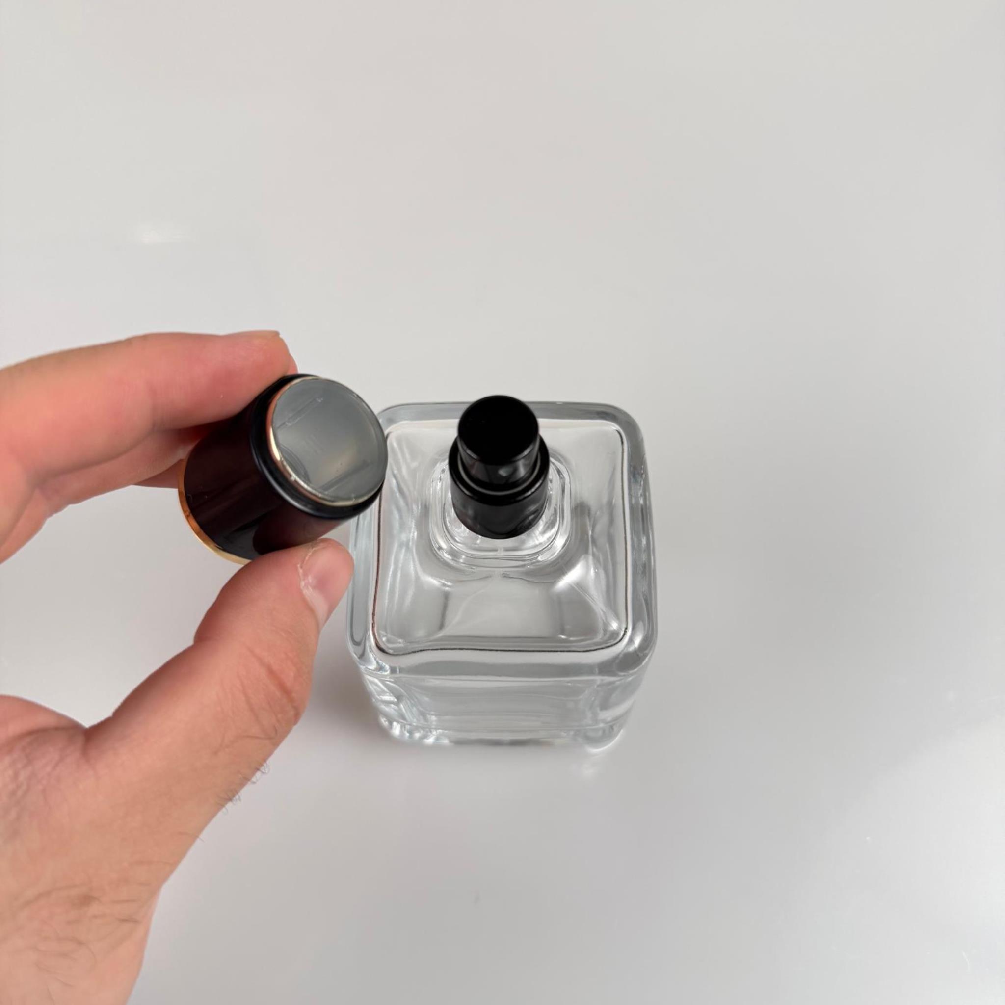 100 ML KARE MODEL LURA PARFÜM ŞİŞESİ - SİYAH METAL SPREYLİ + GOLD SİYAH KAPAKLI (AĞIZ 15 MM GEÇME KOLAY KAPAMA)