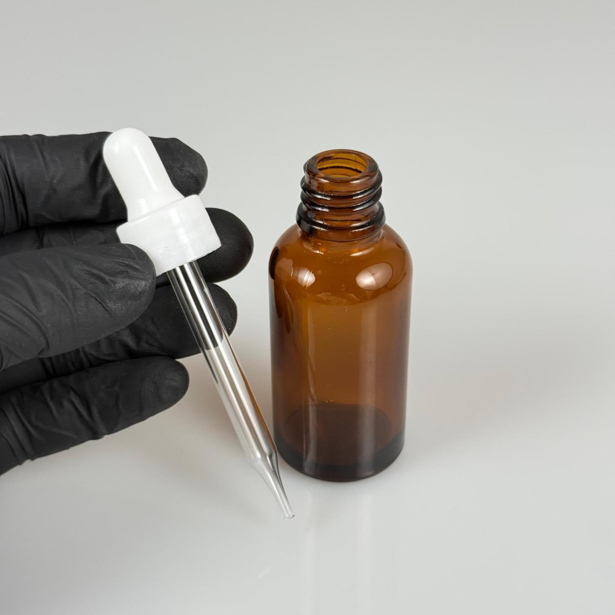 30 CC AMBER İNCE UÇLU CAM DAMLALIKLI ŞİŞE - BEYAZ EMZİK + BEYAZ DÜZ KAPAK + CAM PİPET TAKIM - 30 ML KAHVERENGİ DAMLALIKLI ŞİŞE SETİ
