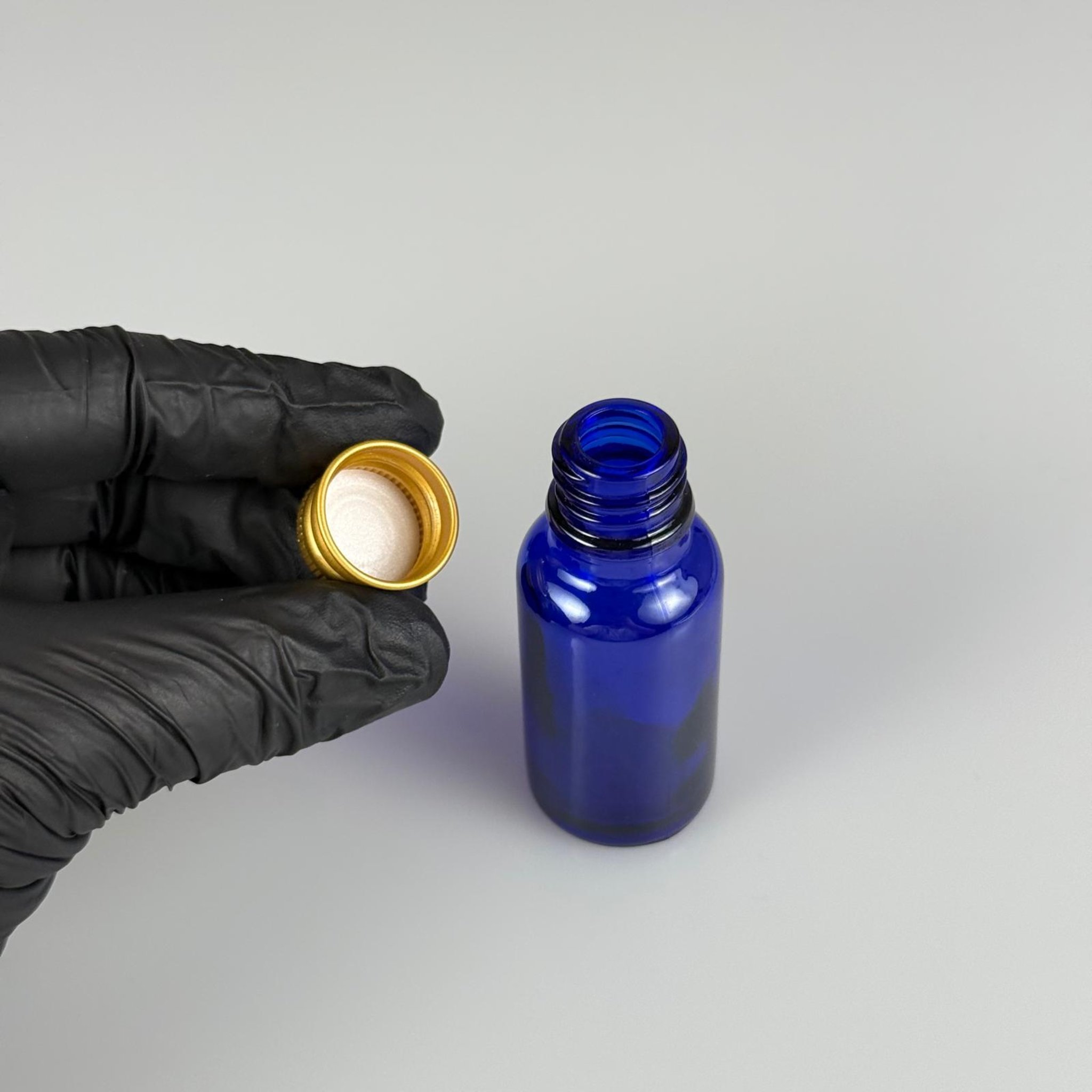20 CC MAVİ CAM ŞİŞE + KÖPÜK CONTALI GOLD ALÜMİNYUM METAL KAPAKLI TAKIM - 20 ML MAVİ CAM ŞİŞE