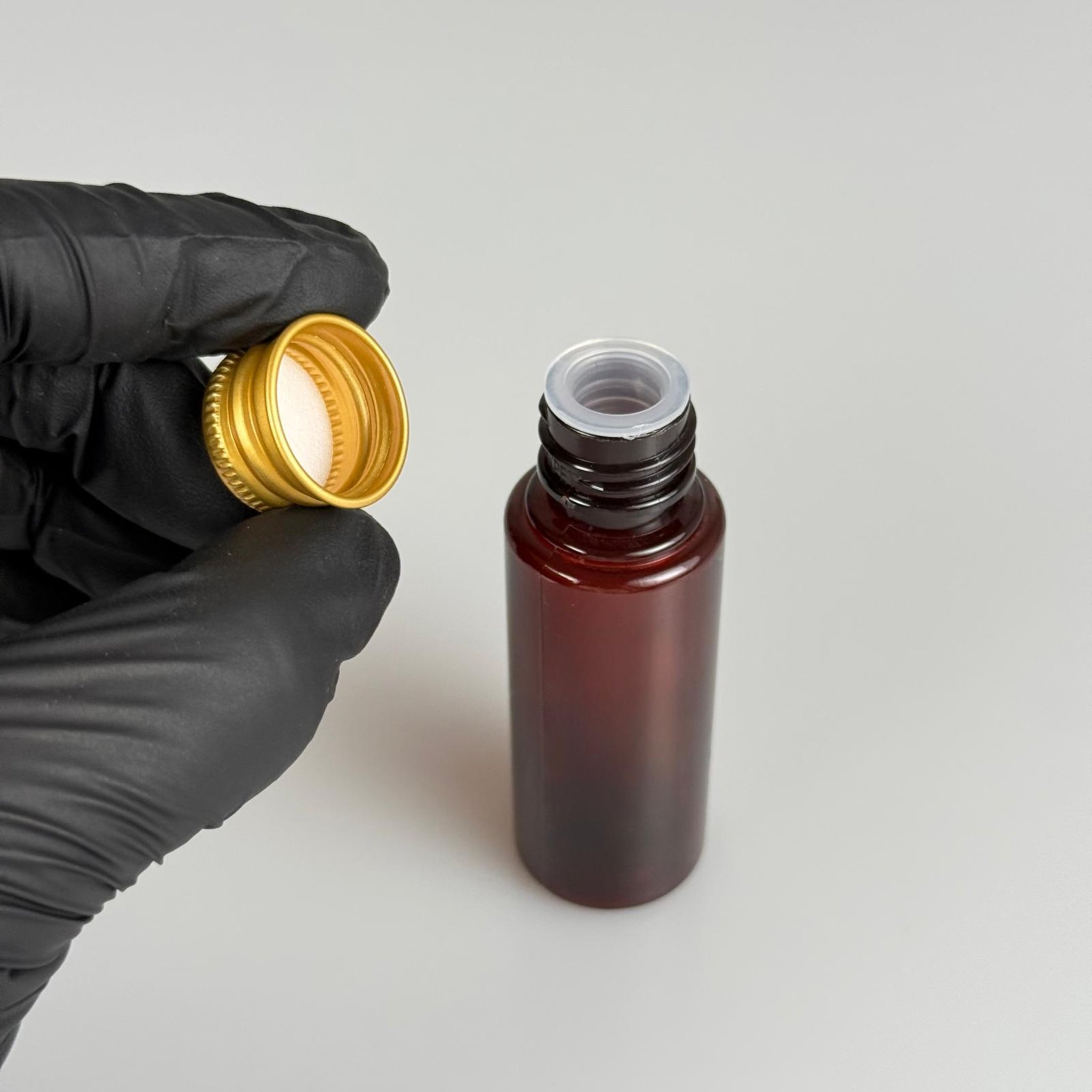 30 CC PET AMBER SHOT ŞİŞE - KÖPÜK CONTALI GOLD ALÜMİNYUM METAL KAPAKLI + KÖR TIPALITAKIM - 30 ML KAHVERENGİ PLASTİK ŞİŞE