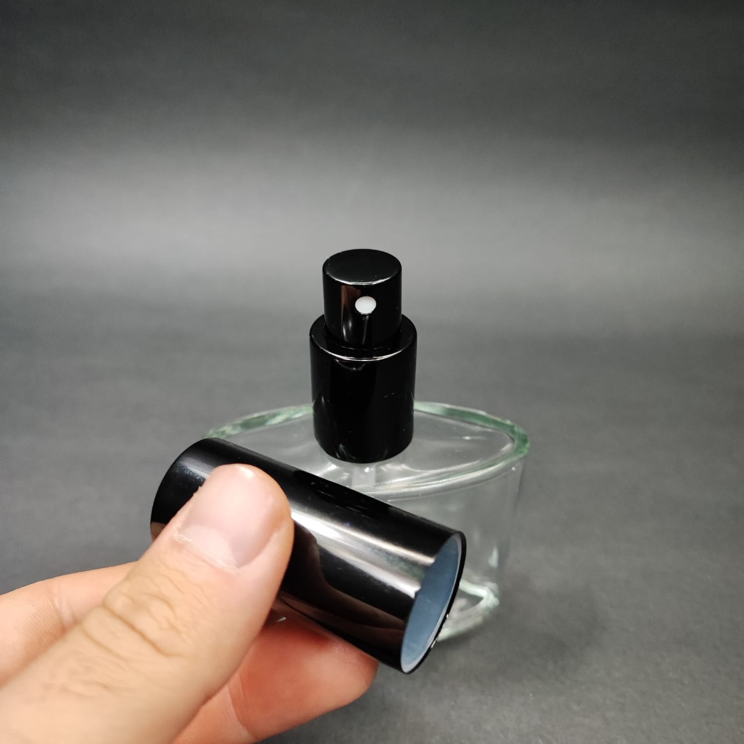 50 ML LÜKS VİDALI VALF ÇEVİRME PARFÜM ŞİŞELERİ - 50 CC YASSI ŞEFFAF CAM ŞİŞE - SİYAH METAL SPREYLİ KAPAKLI SET