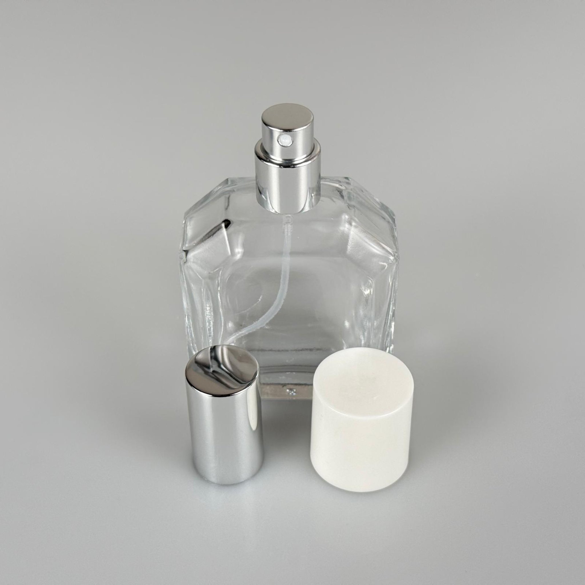 50 ML KAZABLANKA MODEL KÖŞELİ PARFÜM ŞİŞESİ + GÜMÜŞ METALE METAL SPREY + BEYAZ POLO KAPAKLI SET (AĞIZ 13 MM VİDALI) TEKRAR DOLDURULABİLİR