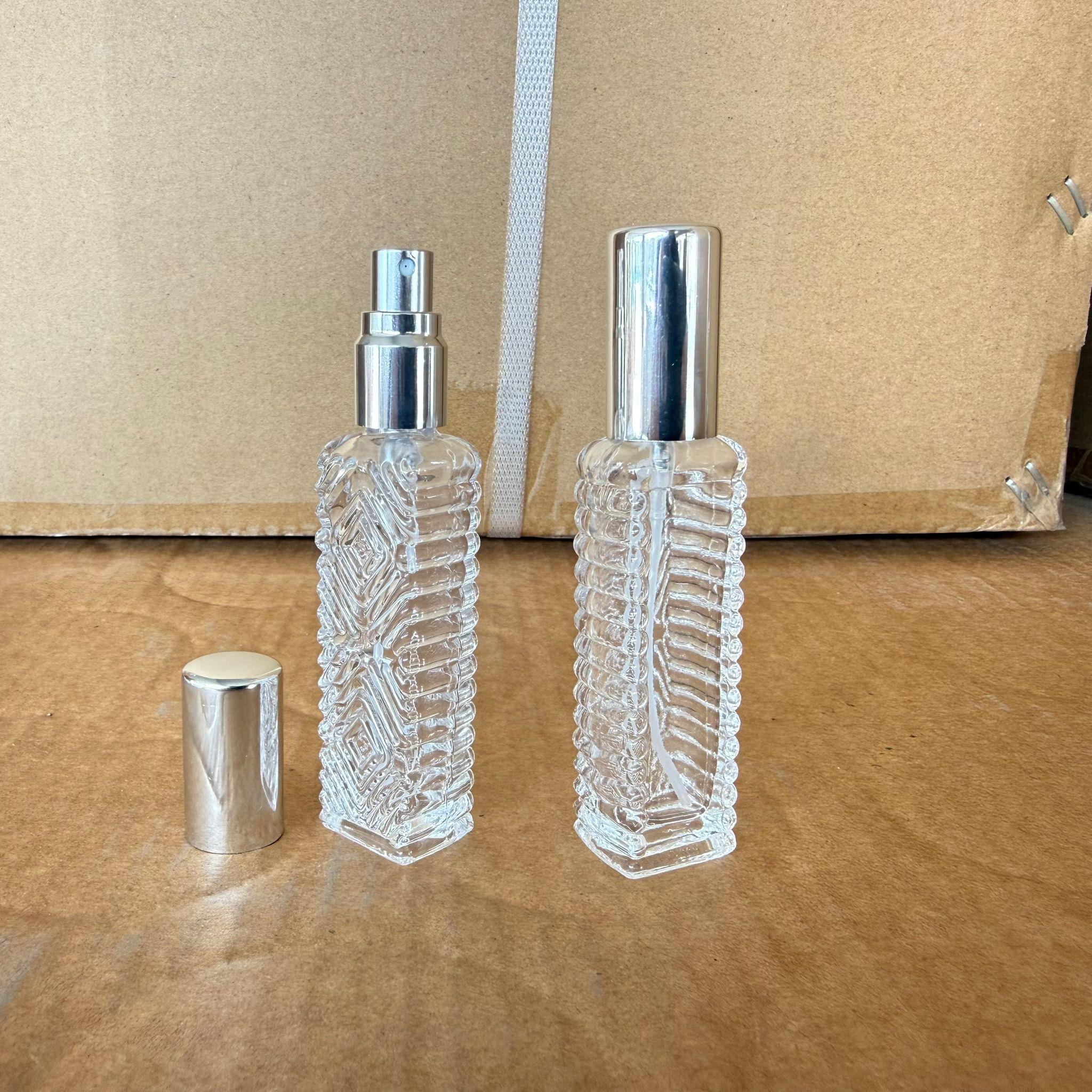 10 CC KARE KÖŞELİ DESENLİ TESTER PARFÜM ŞİŞESİ - CAM KALEM PARFÜM ŞİŞESİ GÜMÜŞ METAL SPREYLİ KAPAKLI TAKIM - 10 ML CAM TÜP PARFÜM ŞİŞESİ - VİDALI SPREY VALF TEKRAR DOLDURULABİLİR - HEDİYELİK CAM KOLONYA ŞİŞESİ - DÜĞÜN, NİŞAN, SÖZ, KINA, CENAZE, PROMOSYON İÇİN HEDİYELİK KOLONYA ŞİŞELERİ