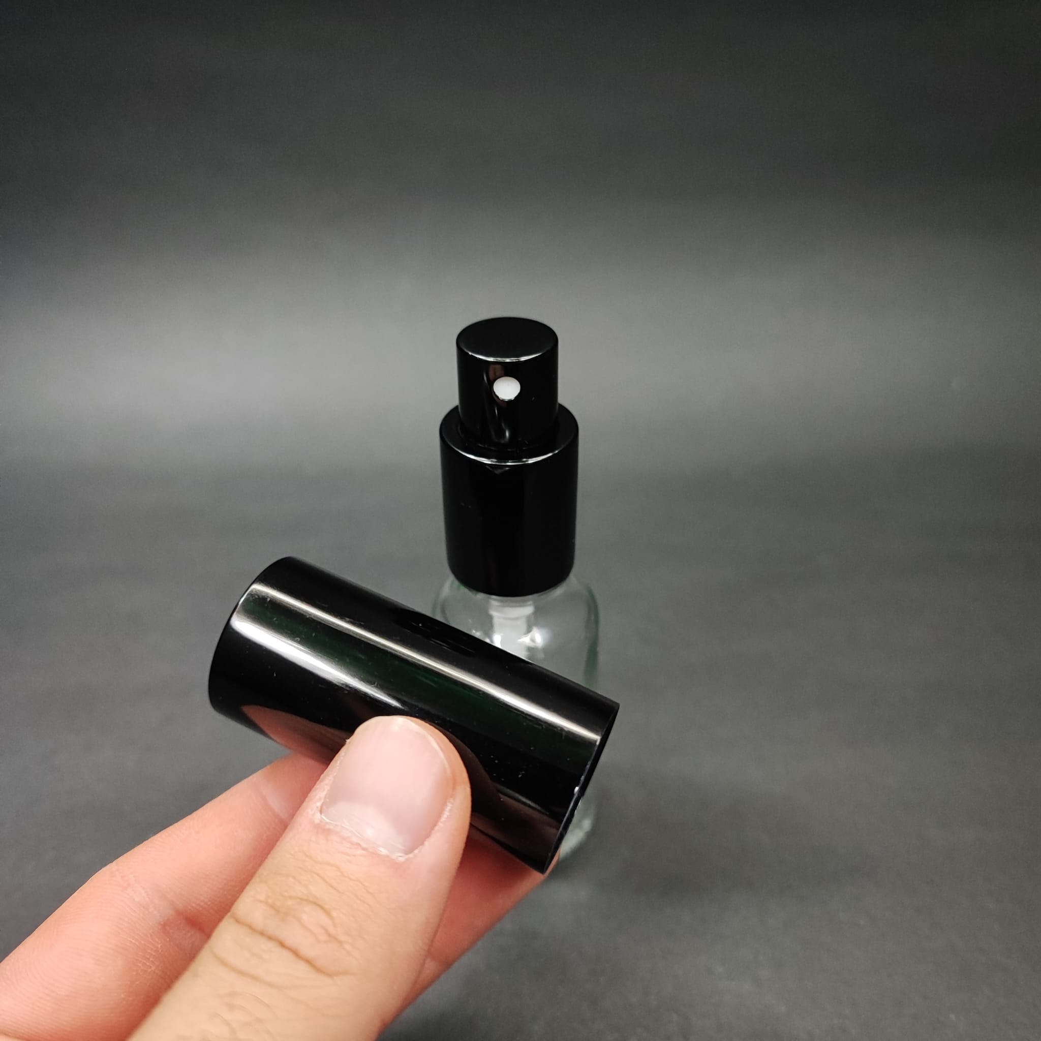 20 ML LÜKS VİDALI VALF ÇEVİRME PARFÜM ŞİŞELERİ - 20 CC ŞEFFAF CAM ŞİŞE - SİYAH METAL SPREYLİ KAPAKLI SET