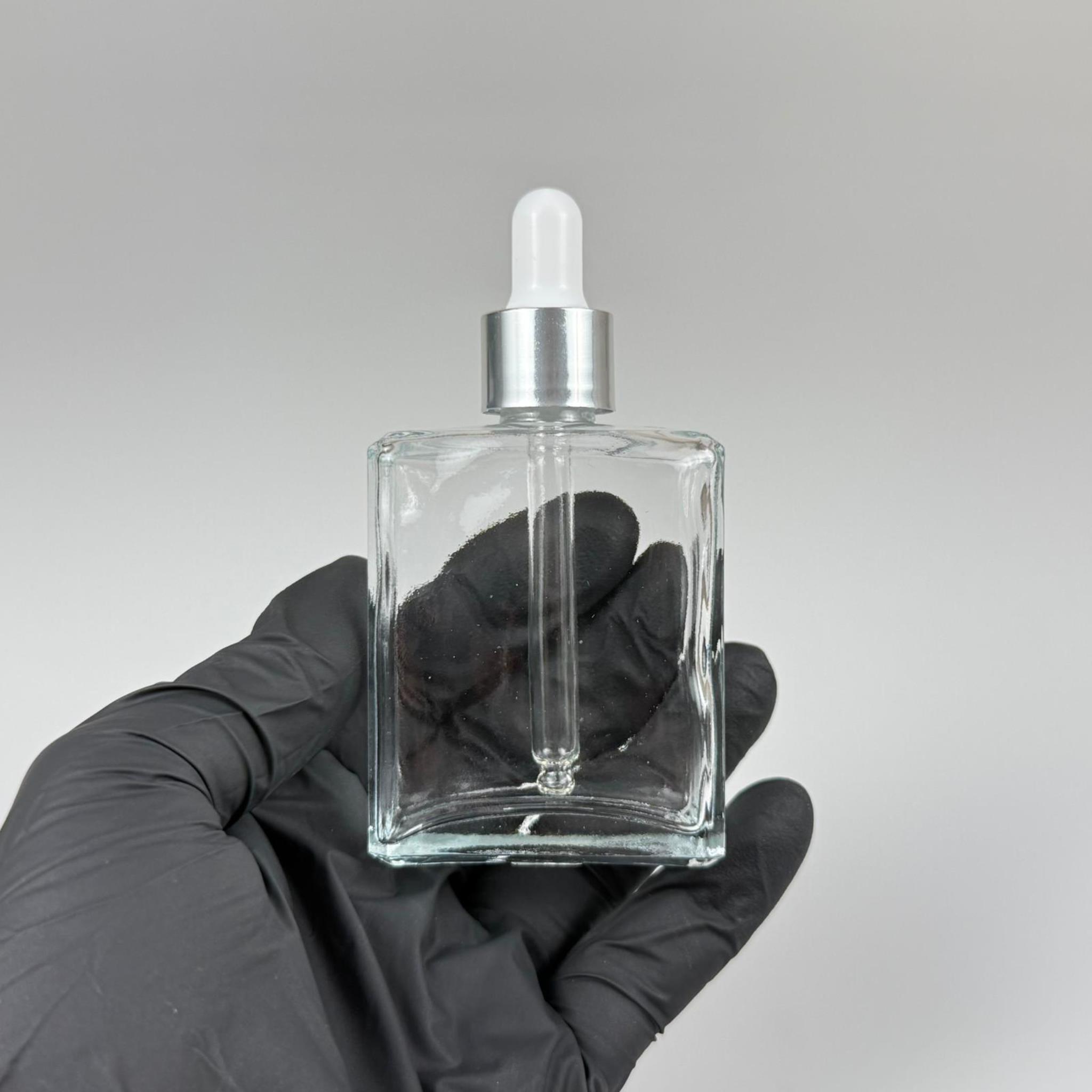 40 CC YASSI DİKDÖRTGEN KÖŞELİ KISA PRESTİJLİ CAM DAMLALIKLI ŞİŞE - BEYAZ EMZİK - GÜMÜŞ METALİK KAPAK - 40 ML CAM DAMLALIKLI ŞİŞE - DAMLALIKLI BOŞ ŞİŞE