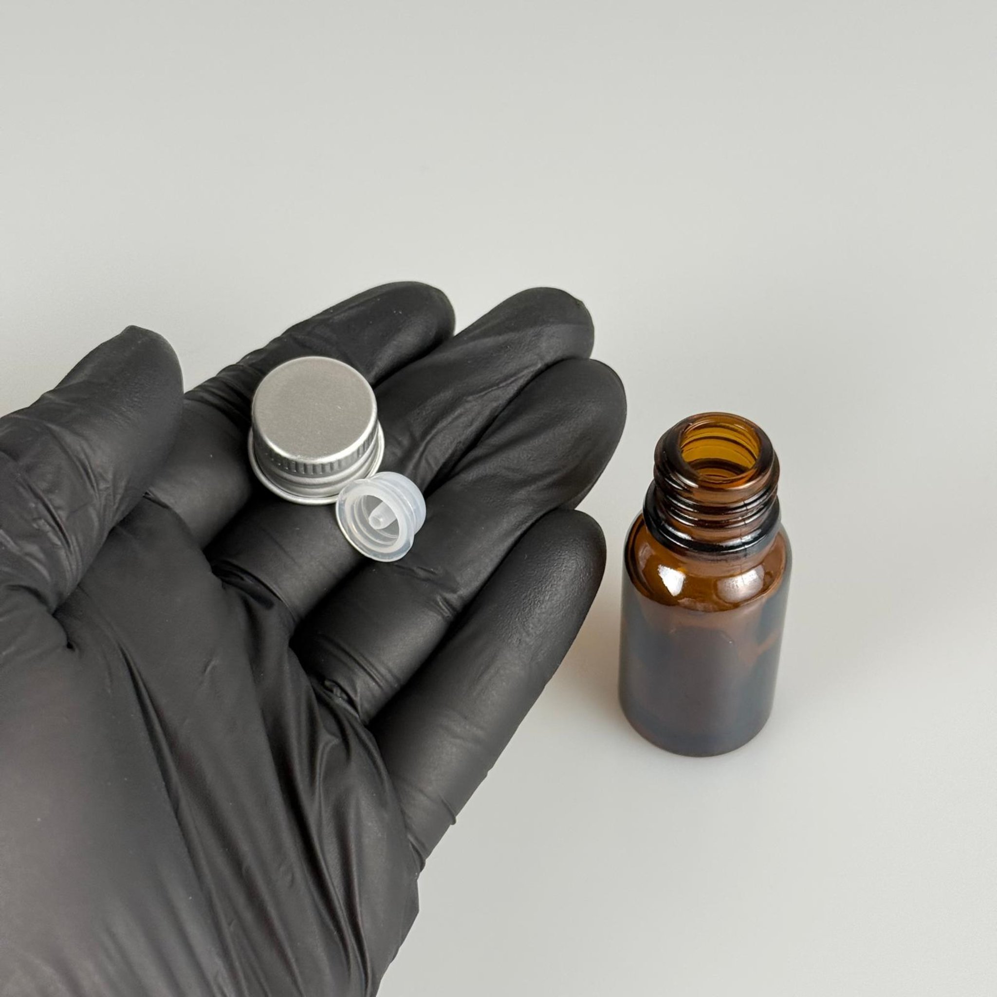 10 CC AMBER CAM ŞİŞE + KÖPÜK CONTALI GÜMÜŞ ALÜMİNYUM METAL KAPAKLI + DAMLALIKLI KOLONYA TIPALI TAKIM - 10 ML KAHVERENGİ CAM ŞİŞE