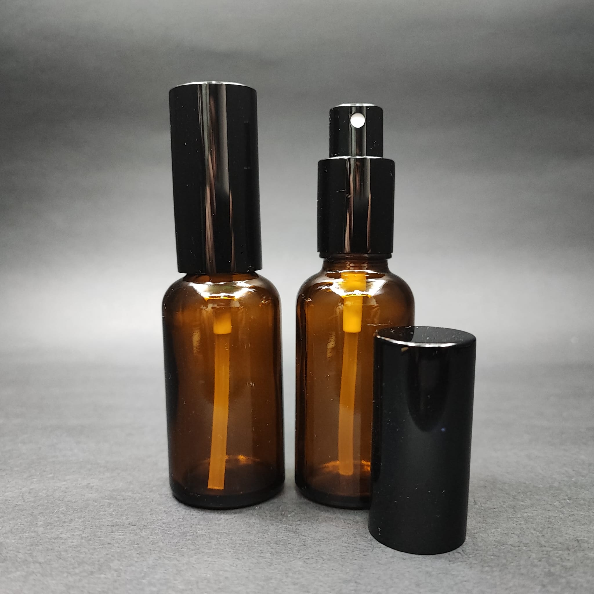 30 ML LÜKS VİDALI VALF ÇEVİRME PARFÜM ŞİŞELERİ - 30 CC AMBER CAM ŞİŞE - SİYAH METAL SPREYLİ KAPAKLI SET
